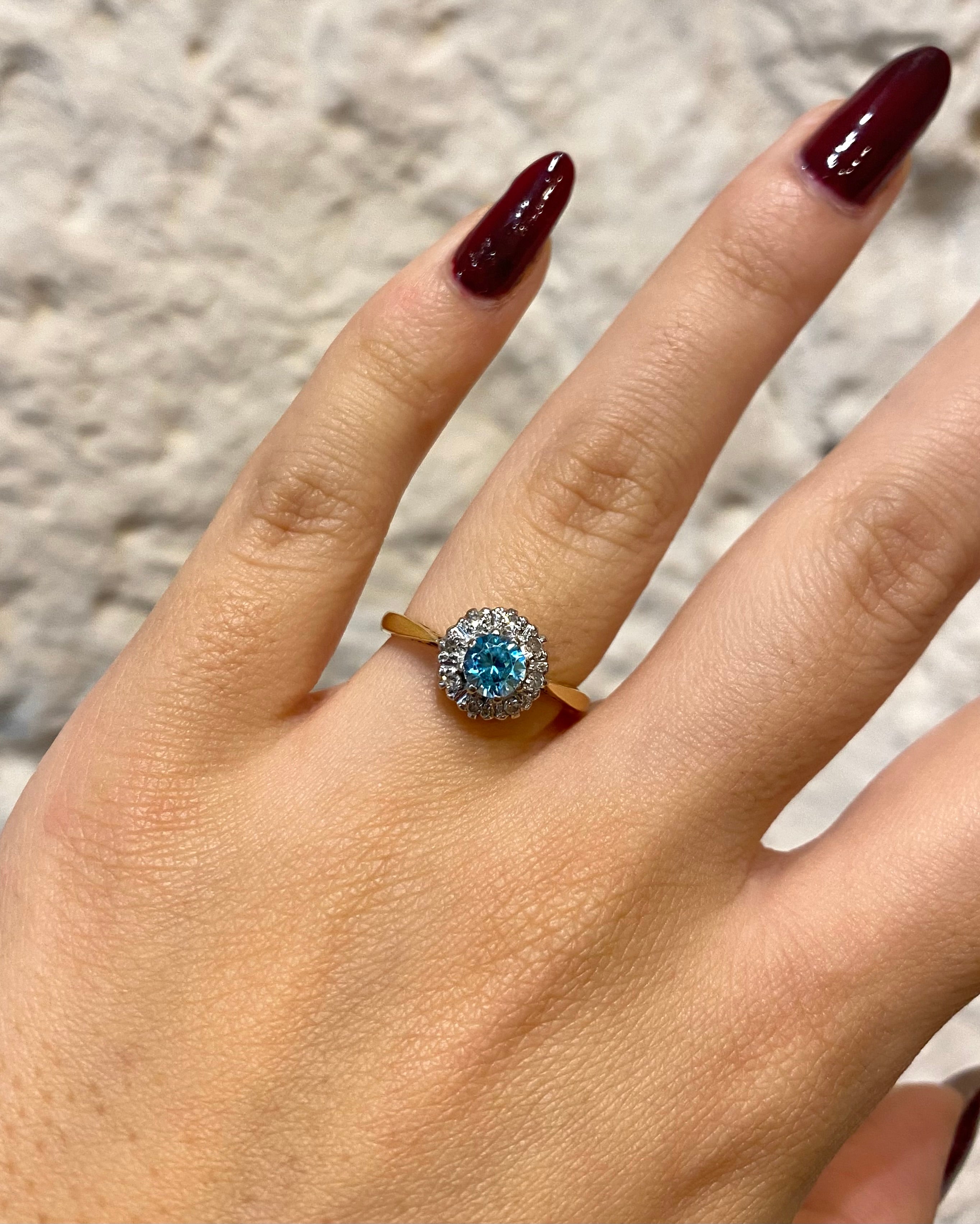 Bague Marguerite Zircon Bleu 0.90 carat &amp; Diamants &quot;Amina&quot;