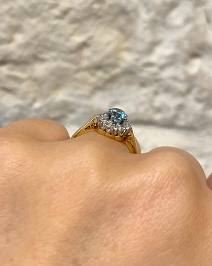 Bague Marguerite Zircon Bleu 0.90 carat &amp; Diamants &quot;Amina&quot;