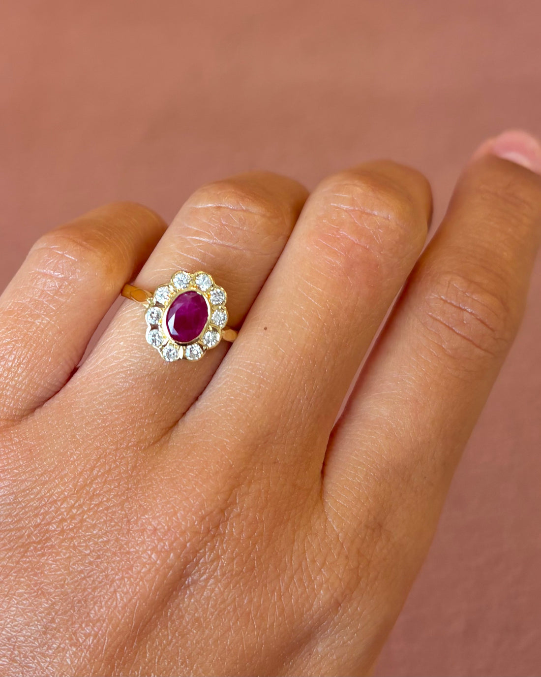 Anillo margarita de rubí de 0,88 quilates y diamantes de 0,28 quilates «Ninon»