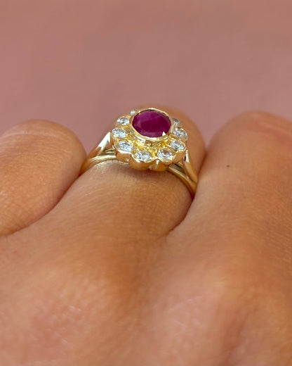 Anillo margarita de rubí de 0,88 quilates y diamantes de 0,28 quilates «Ninon»
