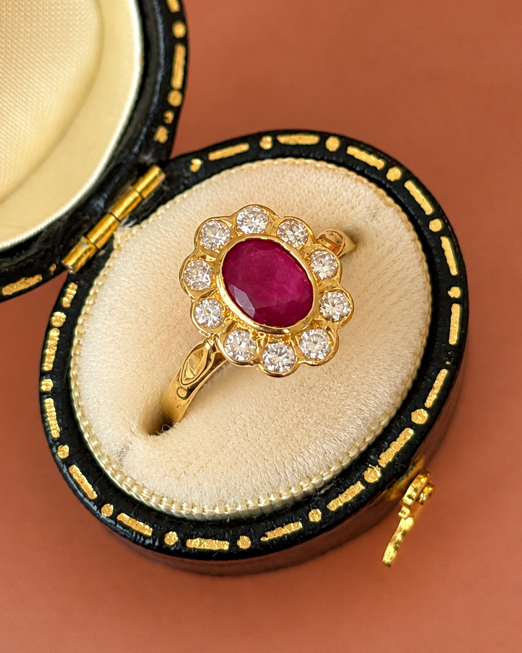 Anillo margarita de rubí de 0,88 quilates y diamantes de 0,28 quilates «Ninon»