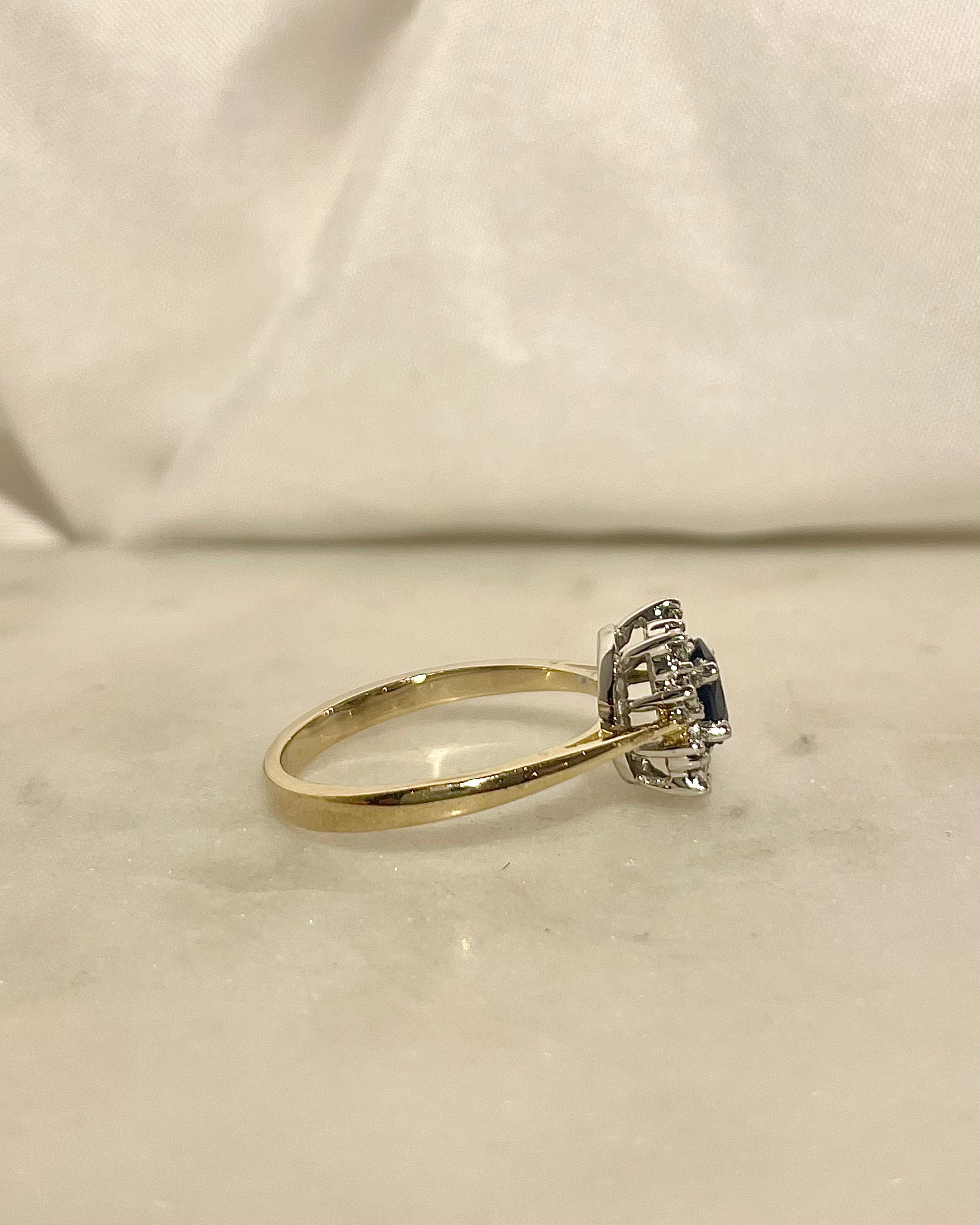 Bague Marguerite Saphir 0.50 carat &amp; 10 Diamants &quot;Mina&quot;