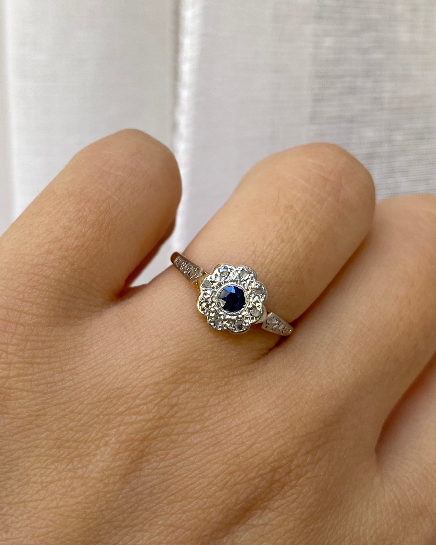 Bague Marguerite Art-Déco Saphir 0.12 carat &amp; 8 Diamants “Nérée”