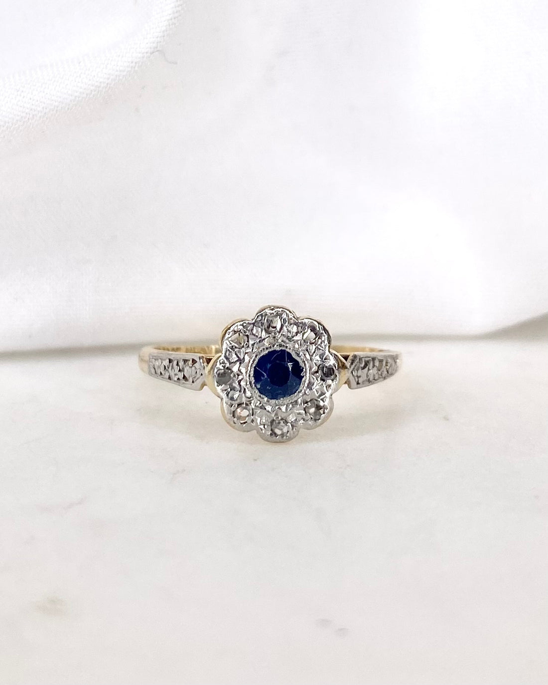 Bague Marguerite Art-Déco Saphir 0.12 carat &amp; 8 Diamants “Nérée”