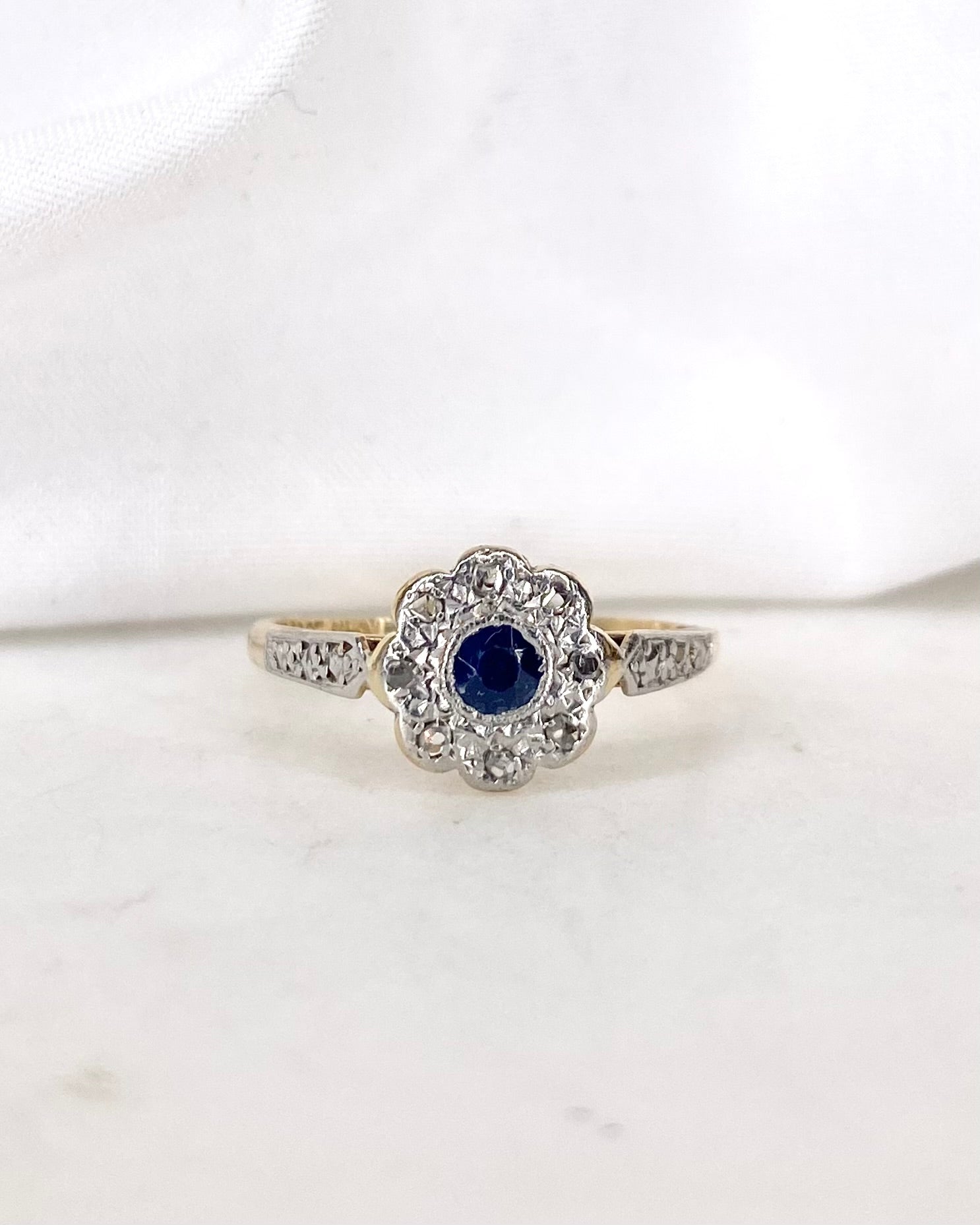Bague Marguerite Art-Déco Saphir 0.12 carat &amp; 8 Diamants “Nérée”