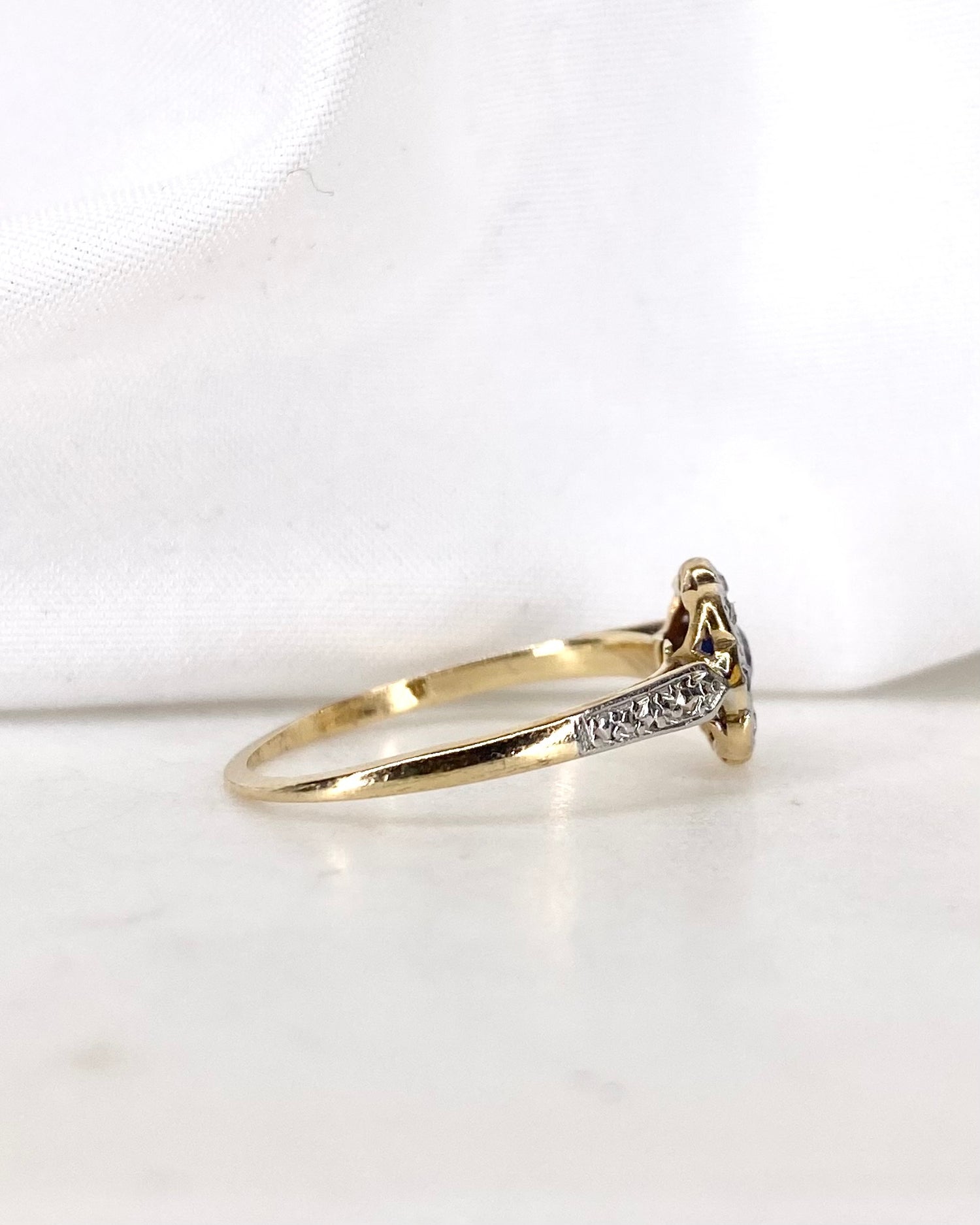 Bague Marguerite Art-Déco Saphir 0.12 carat &amp; 8 Diamants “Nérée”