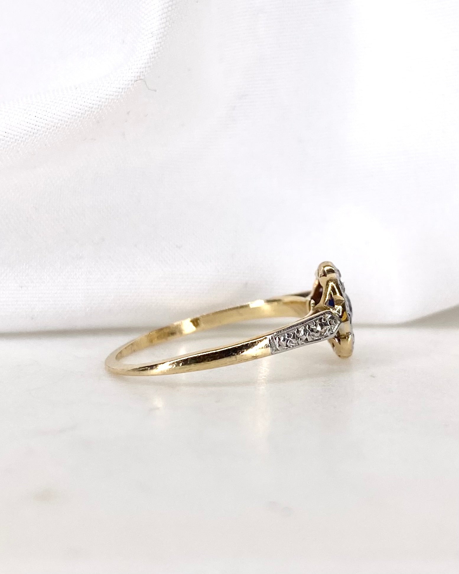 Bague Marguerite Art-Déco Saphir 0.12 carat &amp; 8 Diamants “Nérée”