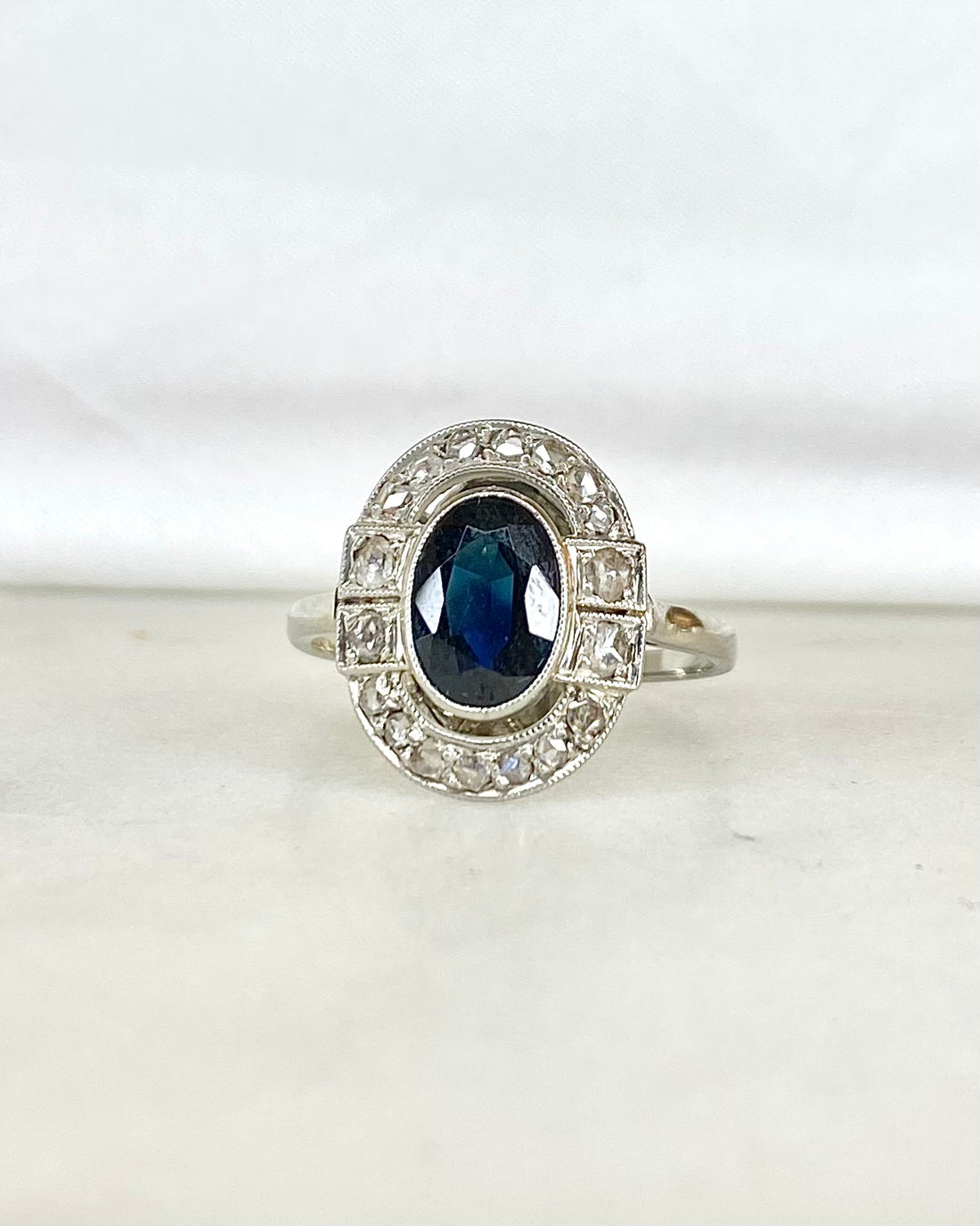 Bague Art Déco Saphir 1.80 carat &amp; Diamants &quot;Amandine&quot;