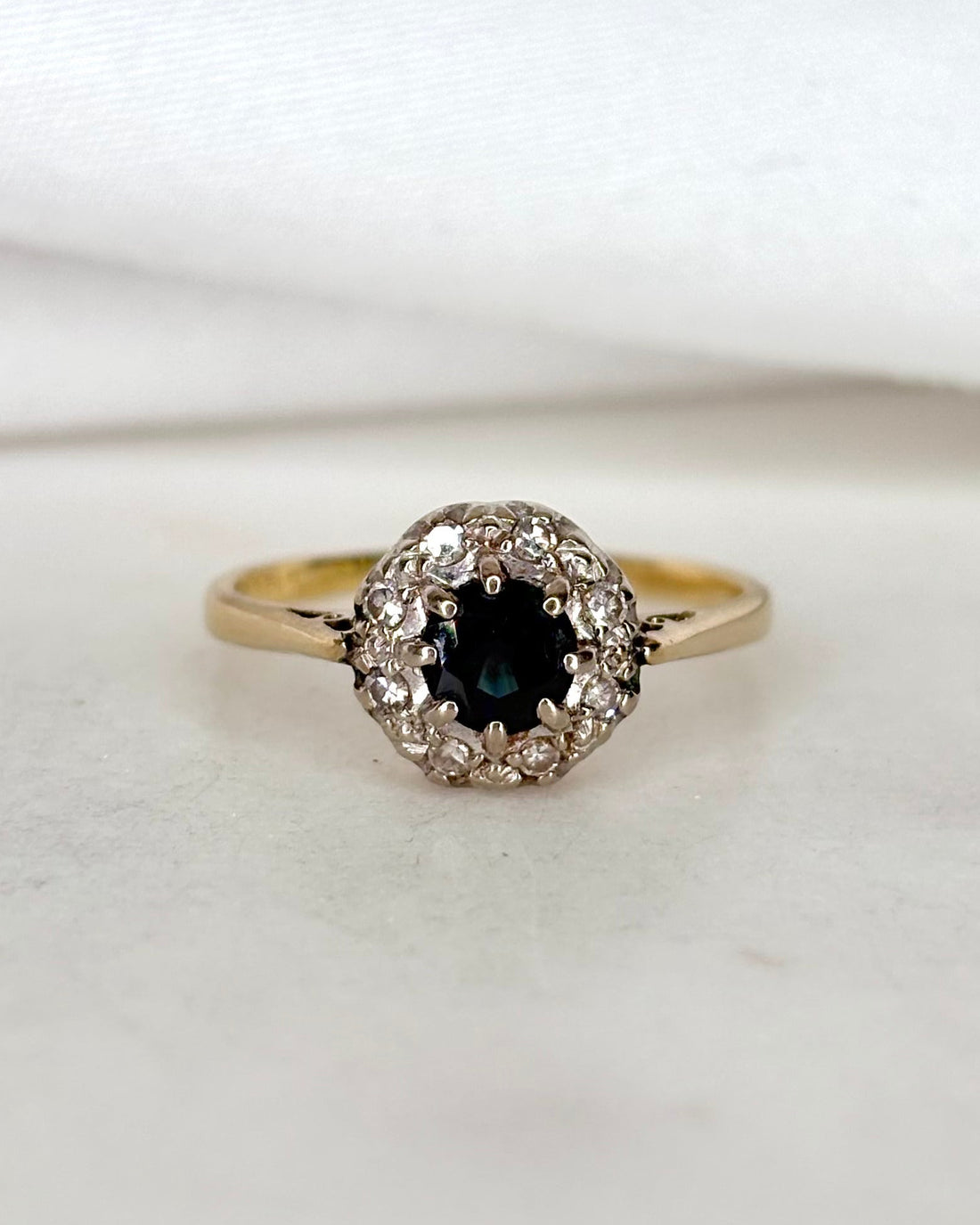 Bague Marguerite Saphir 0.50 carat &amp; 8 Diamants &quot;Arlette&quot;