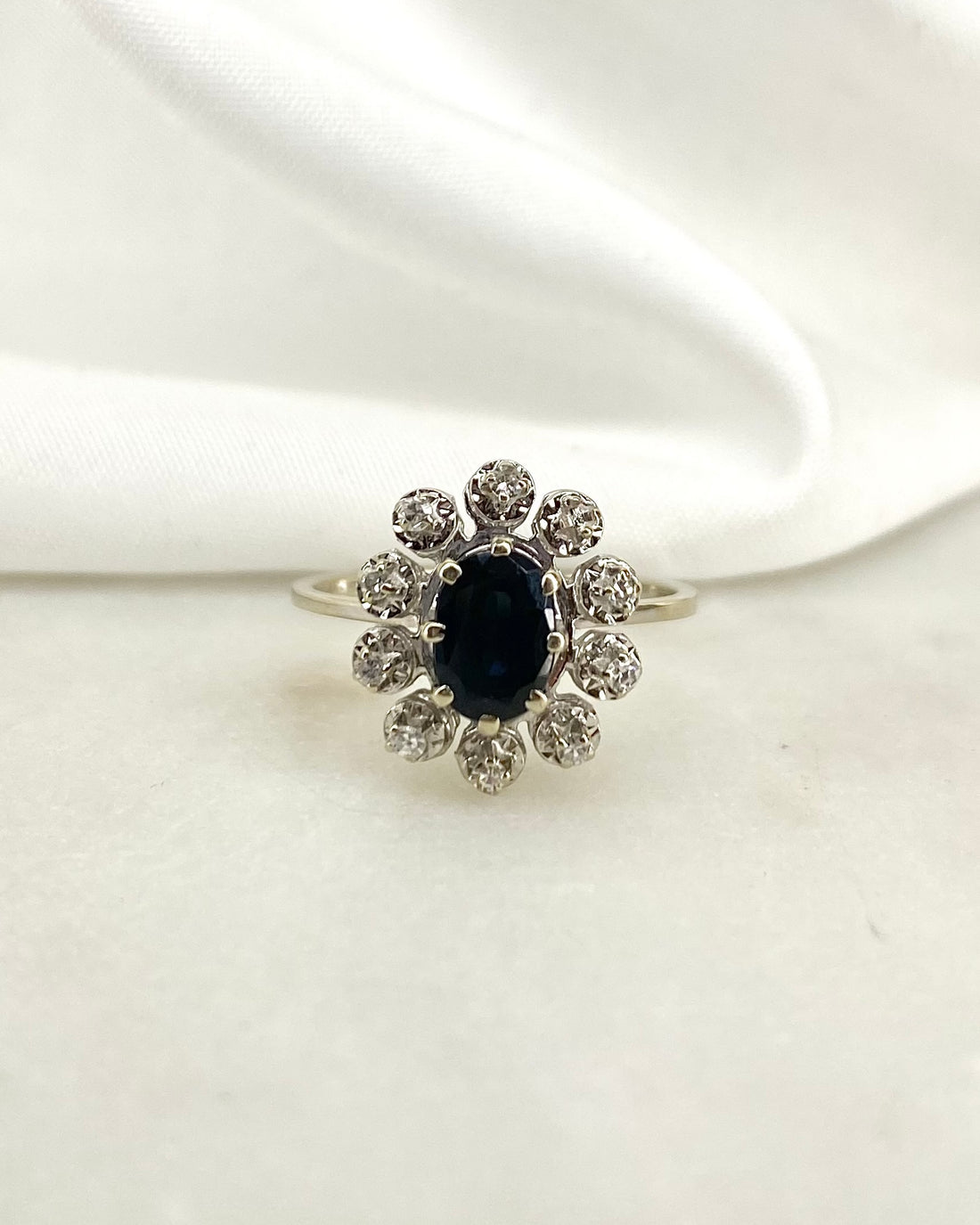 Bague Marguerite Saphir 1.05 carat &amp; 10 Diamants 0.20 carat “Shana”