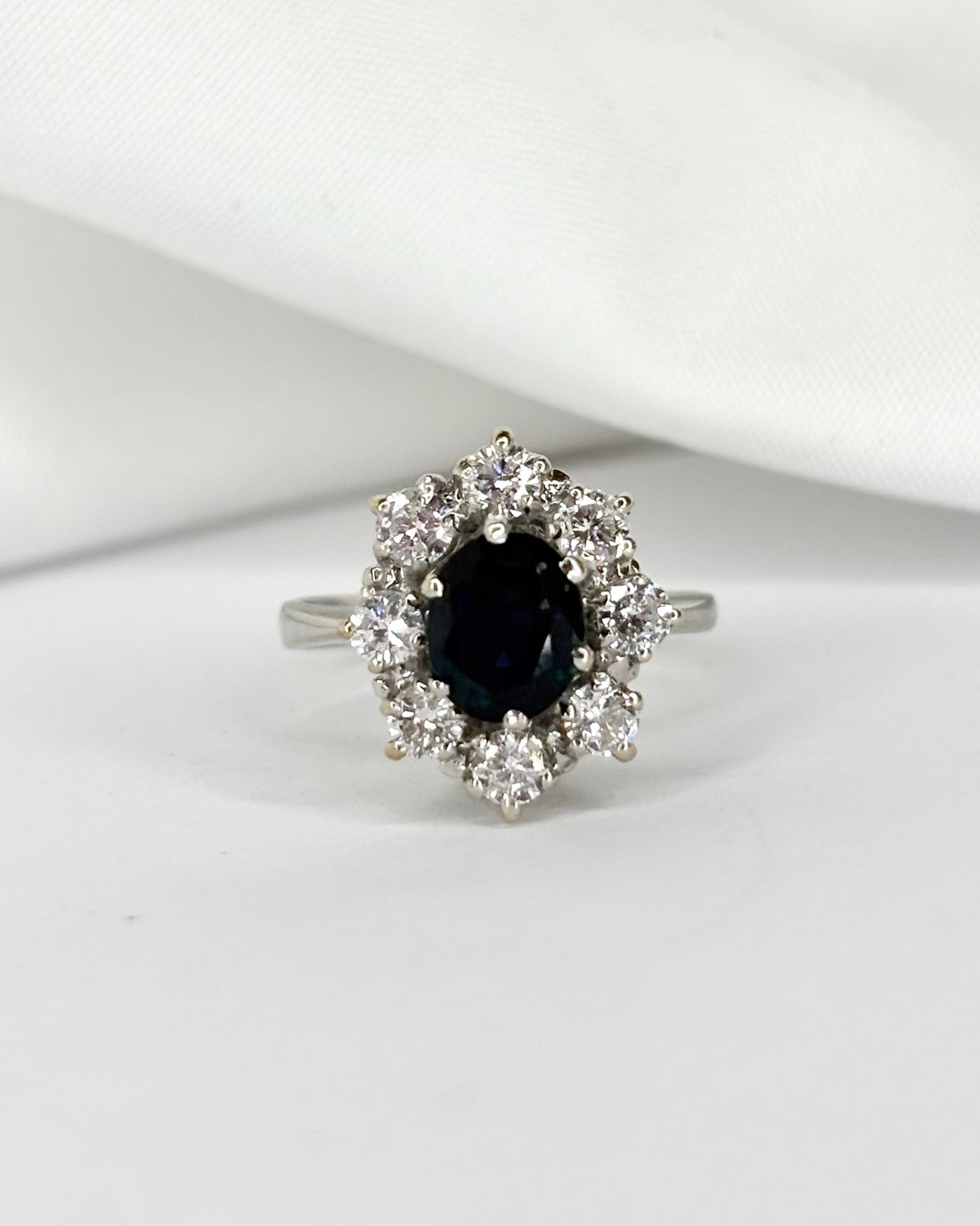 Bague Marguerite Saphir 1.51 carat &amp; Diamants 0.64 carat &quot;Isia&quot;