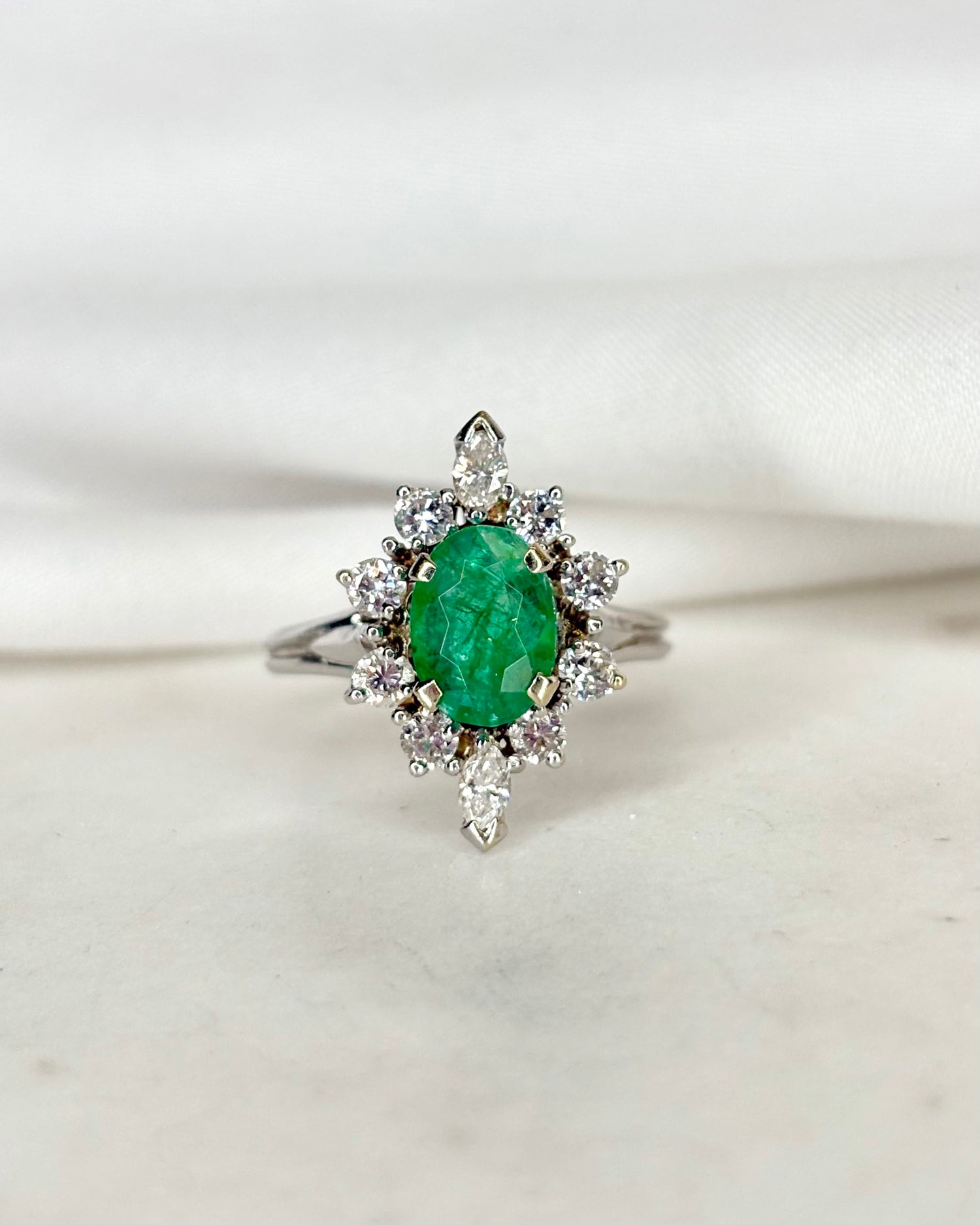 Bague Marquise Émeraude 1.40 carat &amp; Diamants 0.62 carat &quot;Leslie&quot;