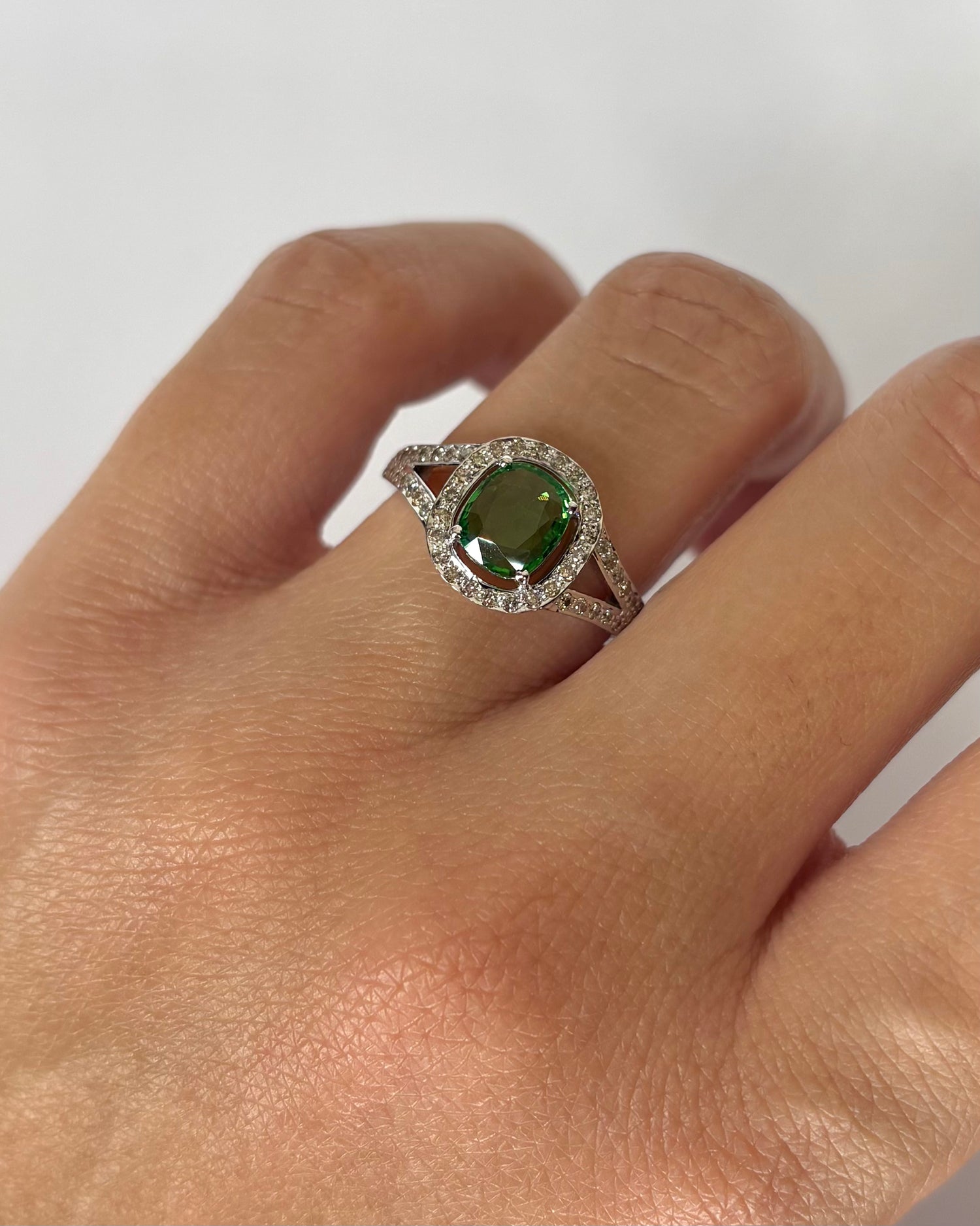 Bague Marguerite Grenat Vert Tsavorite 0.90 ct &amp; 54 Diamants &quot;Juliette&quot;