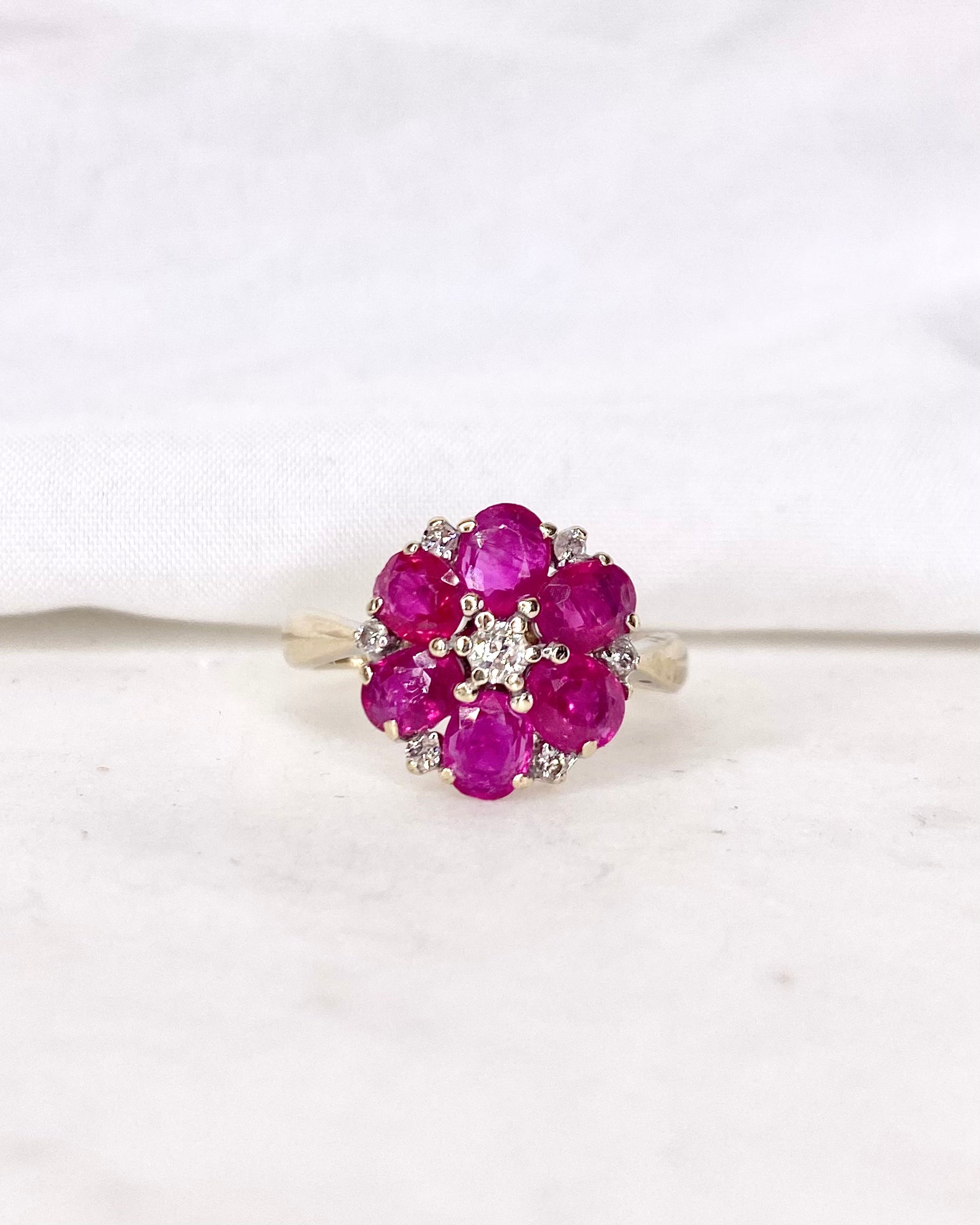 Marguerite Rubí 3.36 quilates y diamantes "Ella"