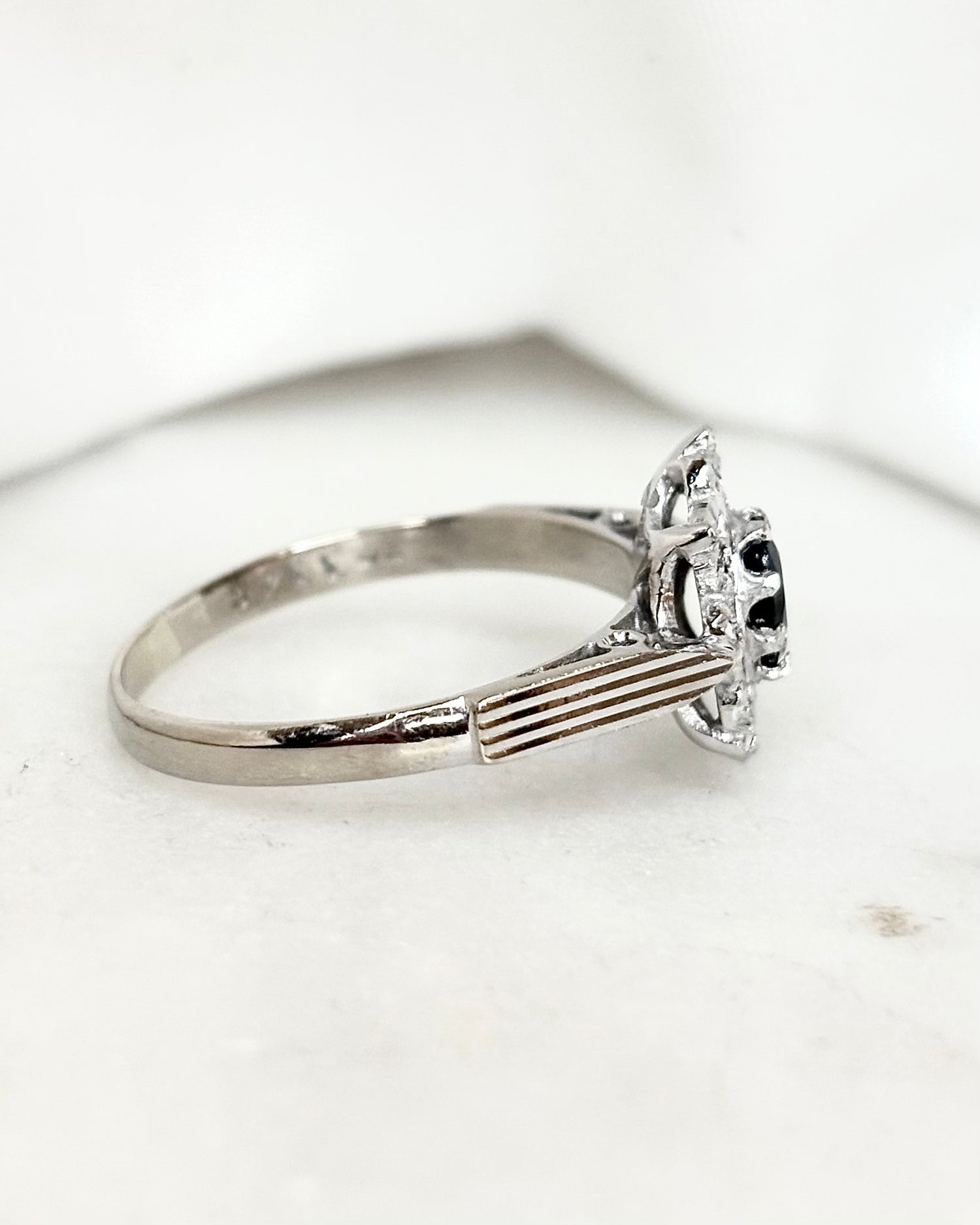 Bague Marguerite Saphir 0.40 carat &amp; 8 Diamants “Camille”