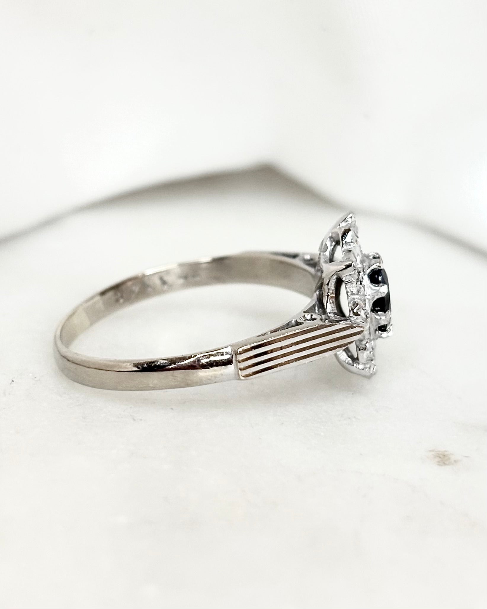 Bague Marguerite Saphir 0.40 carat &amp; 8 Diamants “Camille”