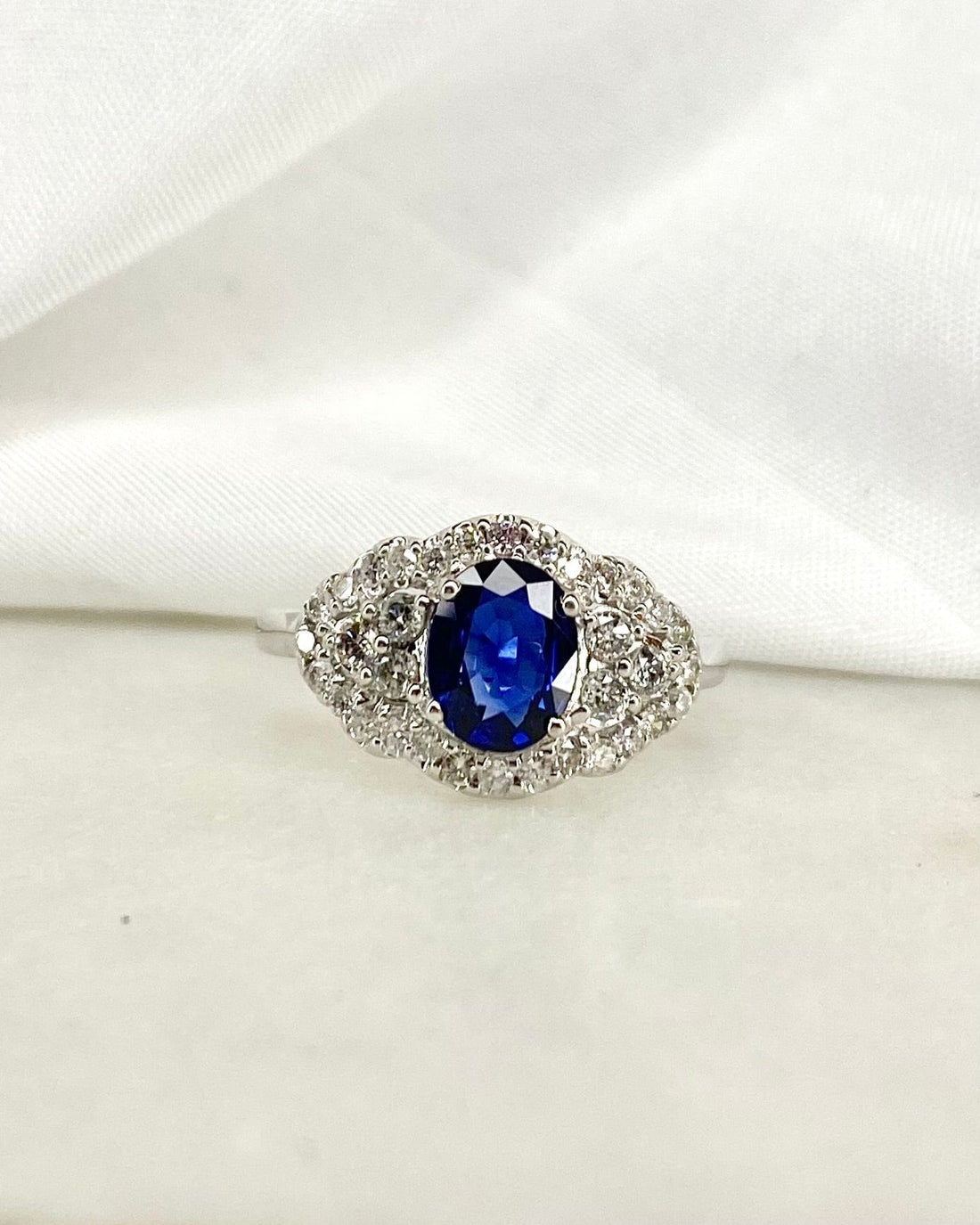 Bague Marguerite Saphir 1.06 carat & 34 Diamants 0.80 carat "Barbara"