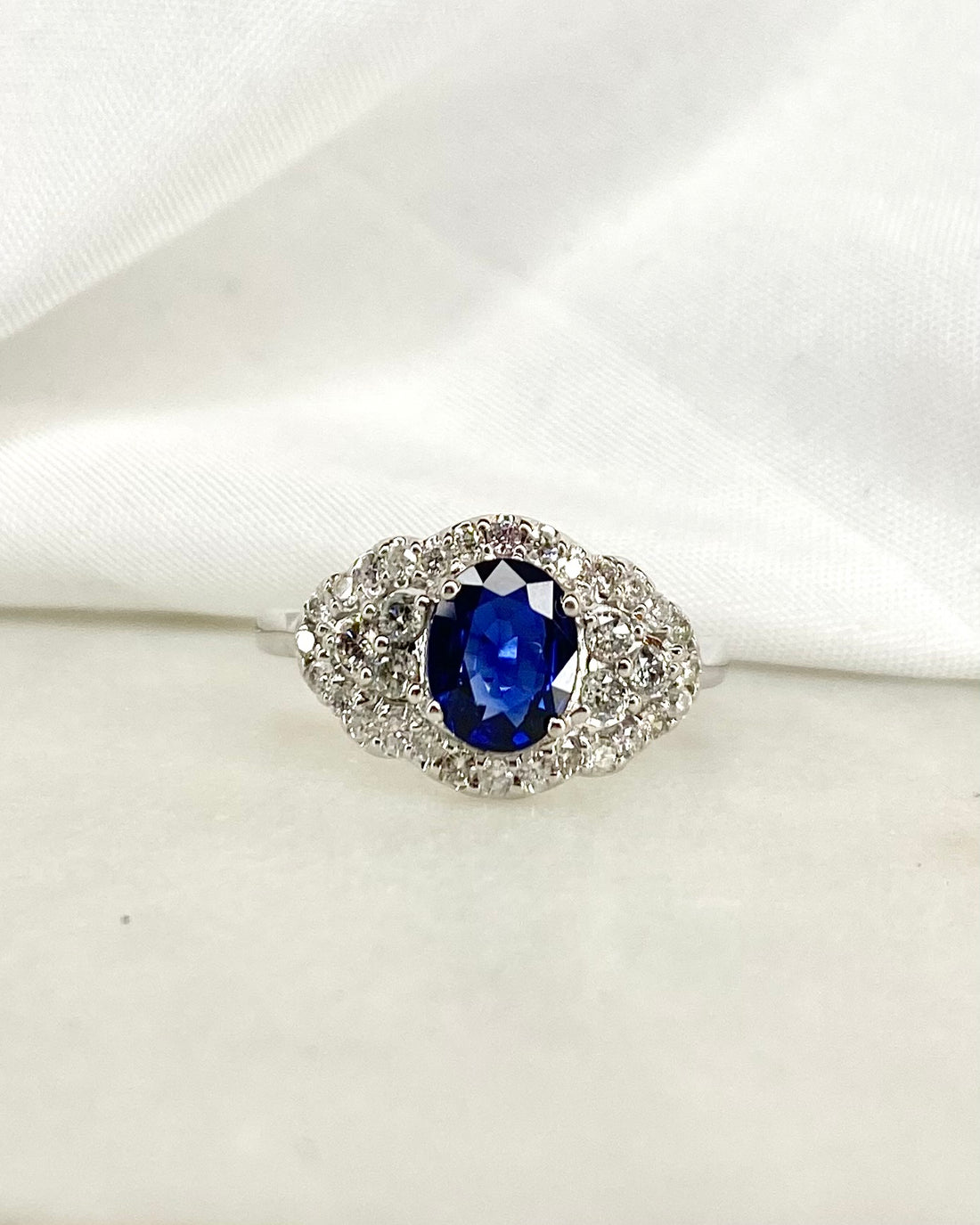 Bague Marguerite Saphir 1.06 carat &amp; 34 Diamants 0.80 carat &quot;Barbara&quot;