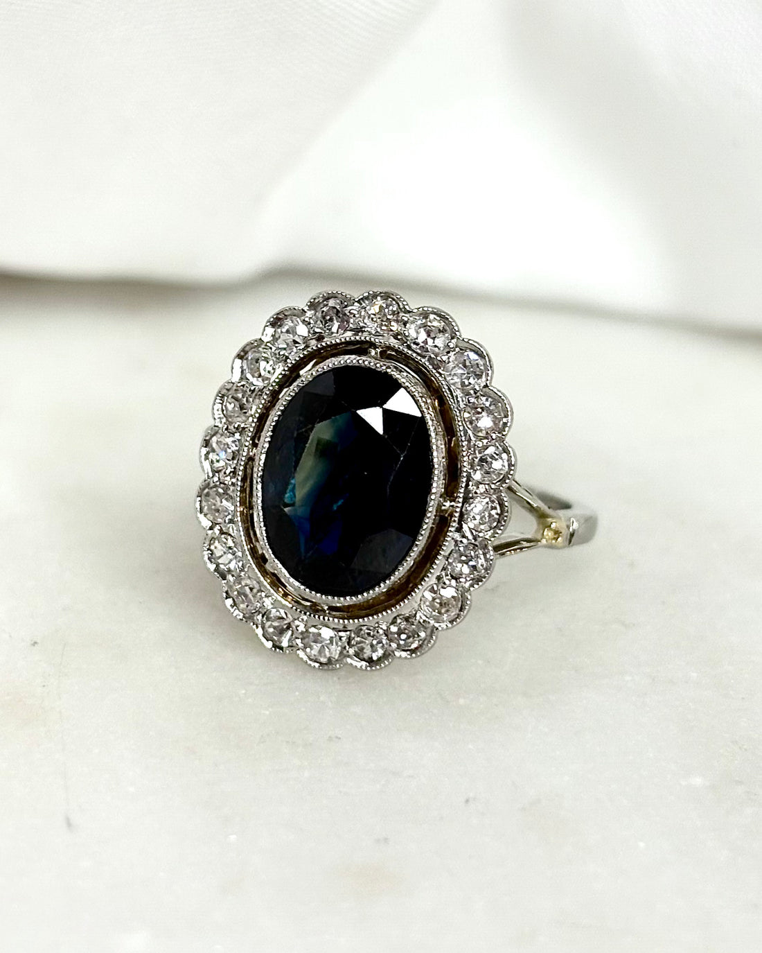 Bague Marguerite Art Déco Saphir 3.40 carats &amp; Diamants 0.40 carat &quot;Edmée&quot;