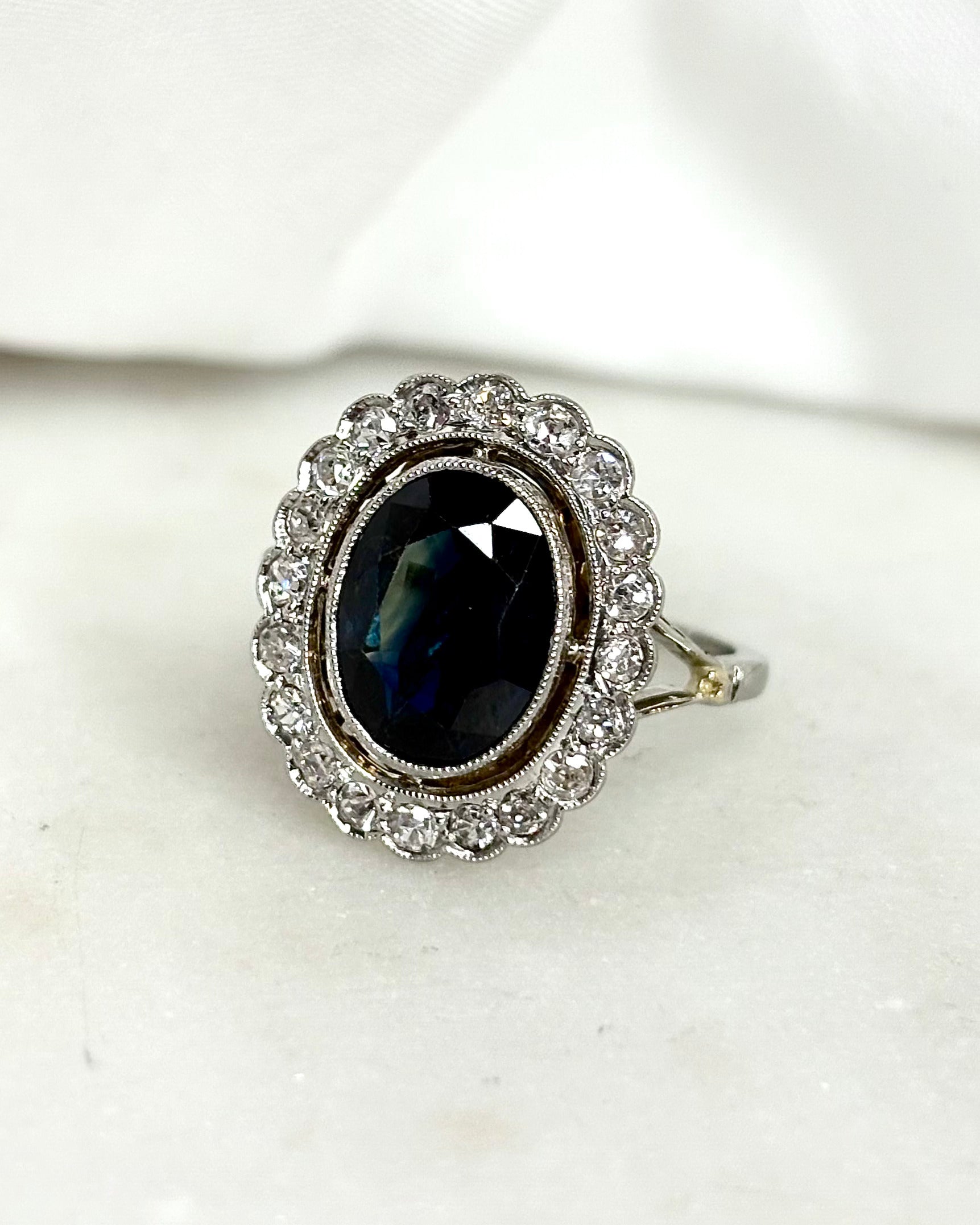 Bague Marguerite Art Déco Saphir 3.40 carats &amp; Diamants 0.40 carat &quot;Edmée&quot;