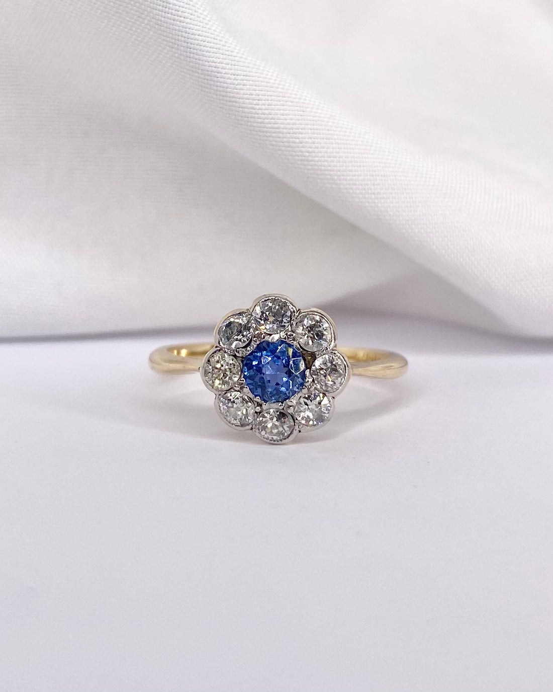 Bague Marguerite Saphir Bleu Ciel &amp; 7 Diamants &quot;Emeline&quot;