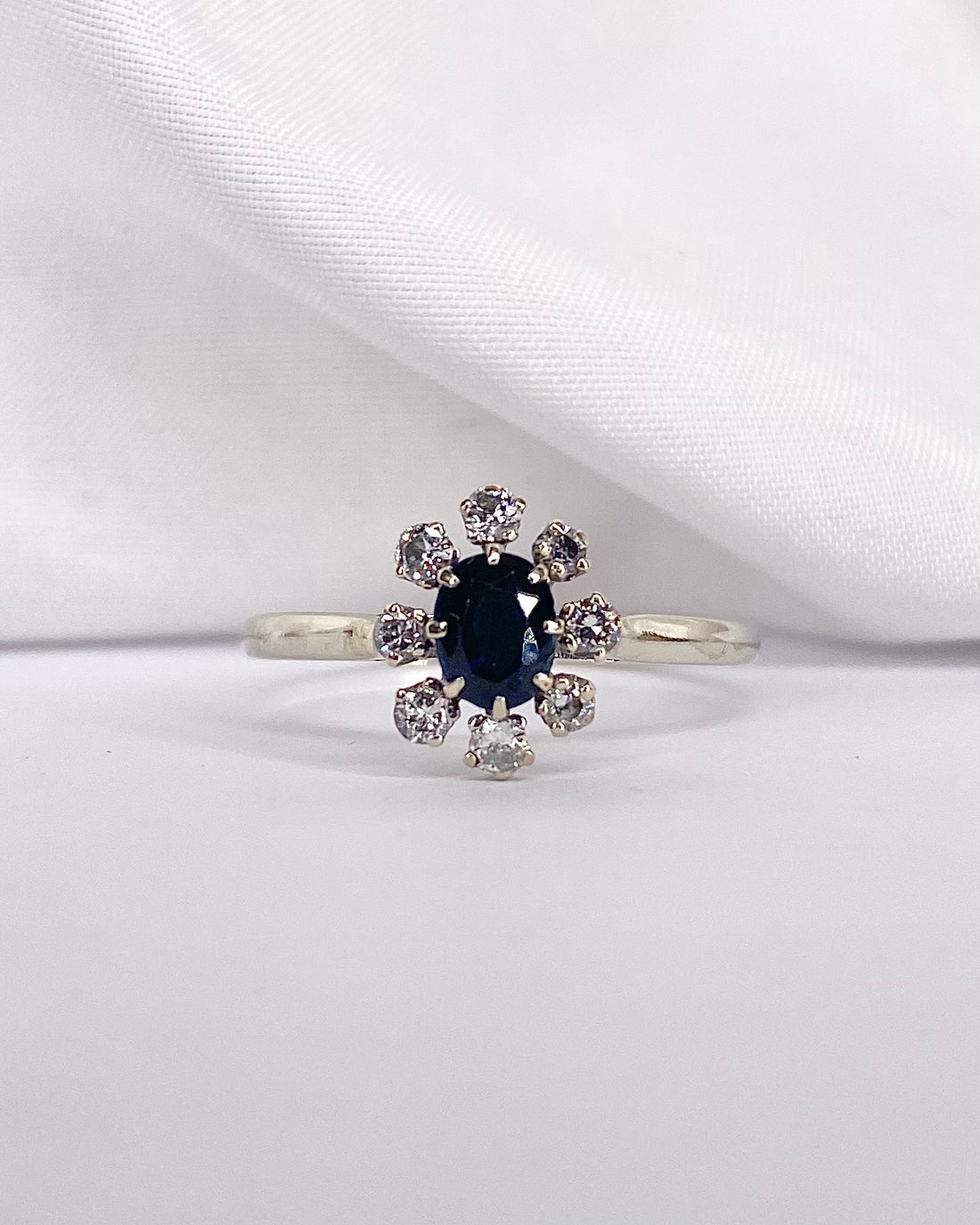 Bague Marguerite Saphir 0.60 carat &amp; 8 Diamants &quot;Leonor&quot;