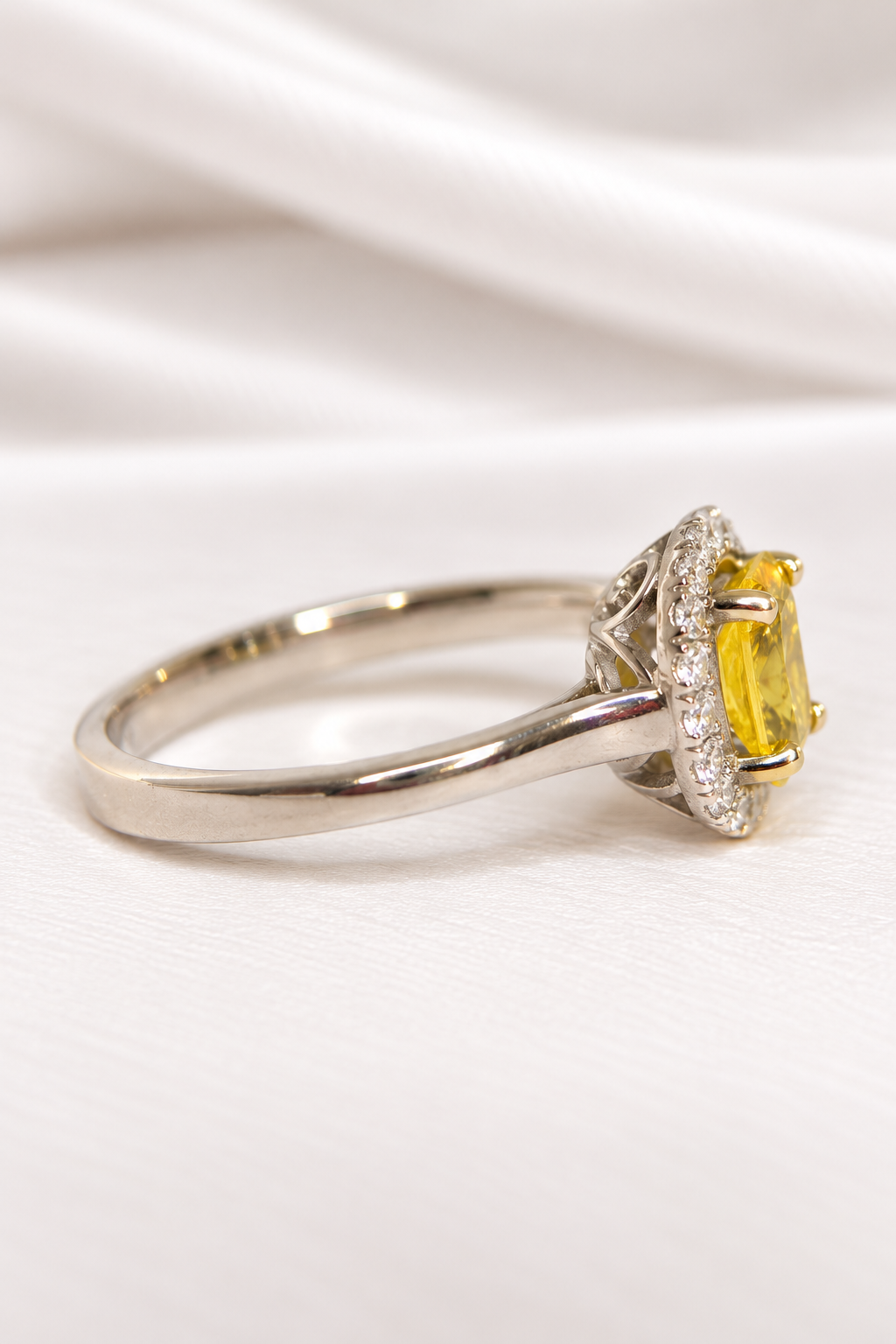 Bague Solitaire Saphir Jaune 1 carat &amp; Diamants "Connie"