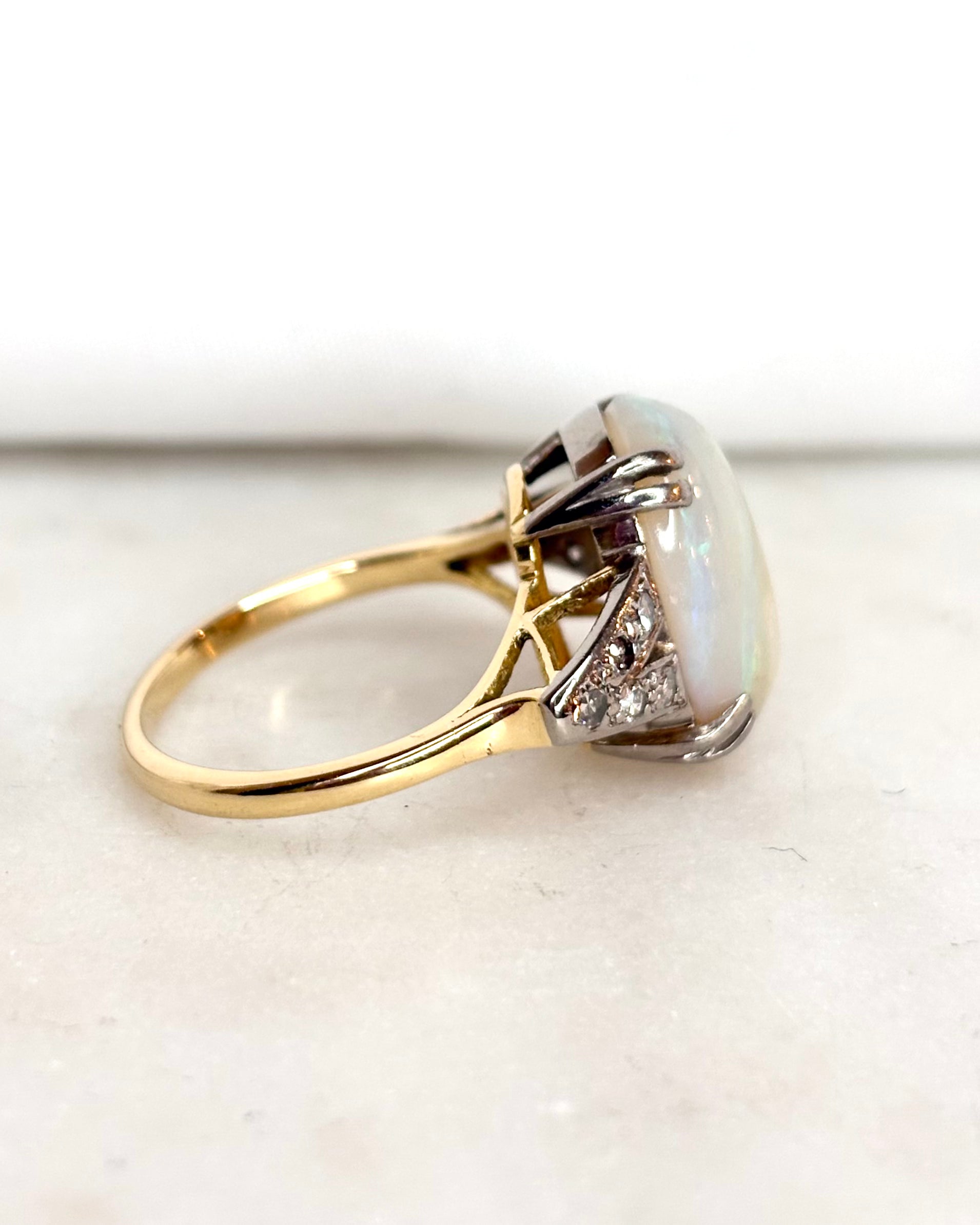 Bague Trilogie Opale 6 carats &amp; Diamants &quot;Dania&quot;