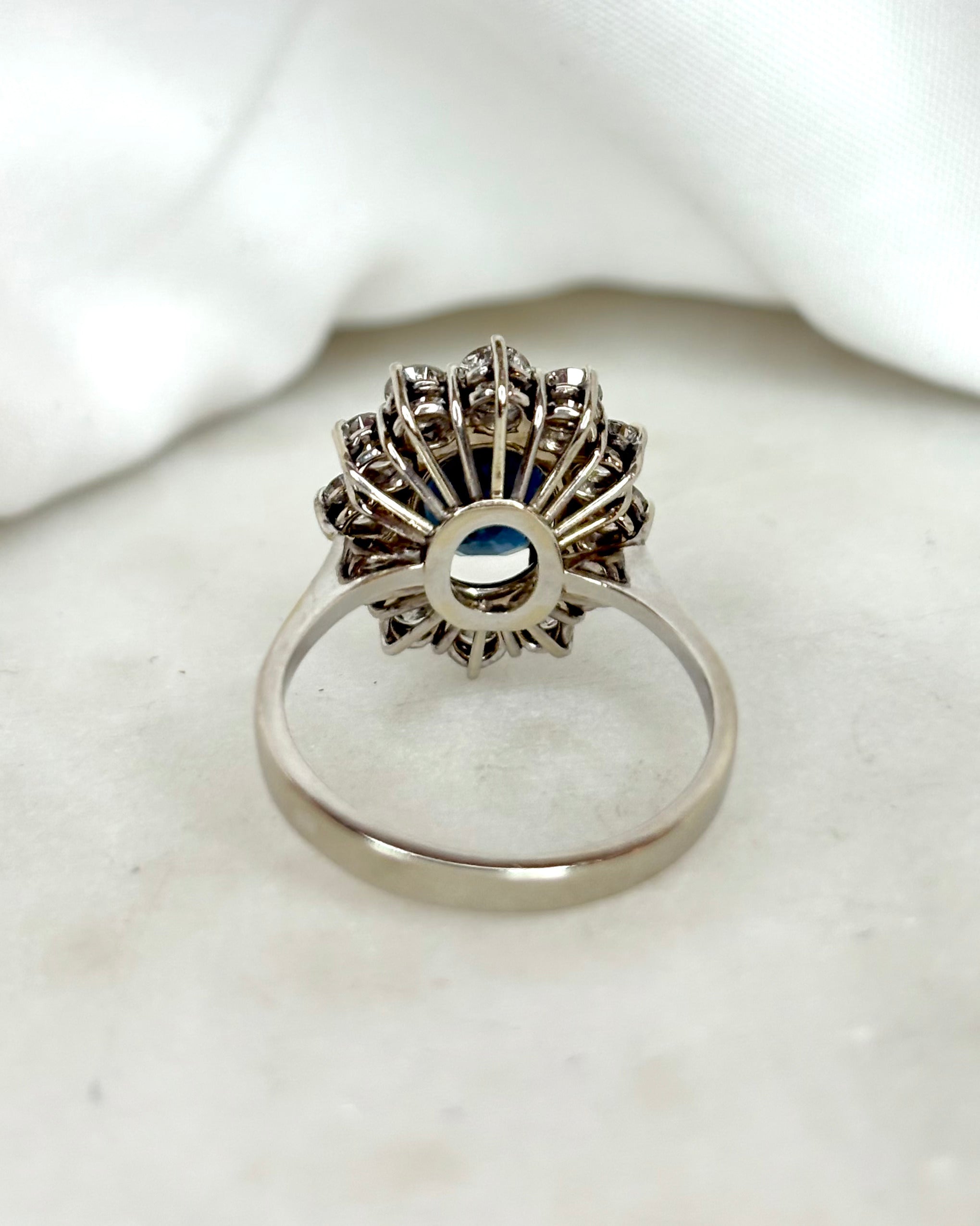 Bague Marguerite Saphir 2 carats &amp; Diamants 0.84 carat &quot;Coline&quot;