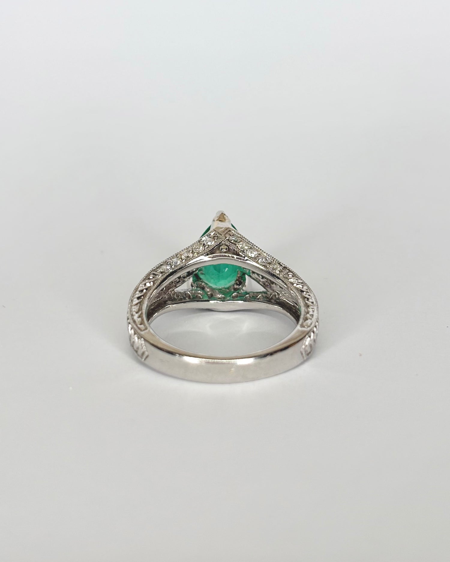 Bague Vintage Émeraude 2 cts &amp; 33 Diamants &quot;Gladys&quot;