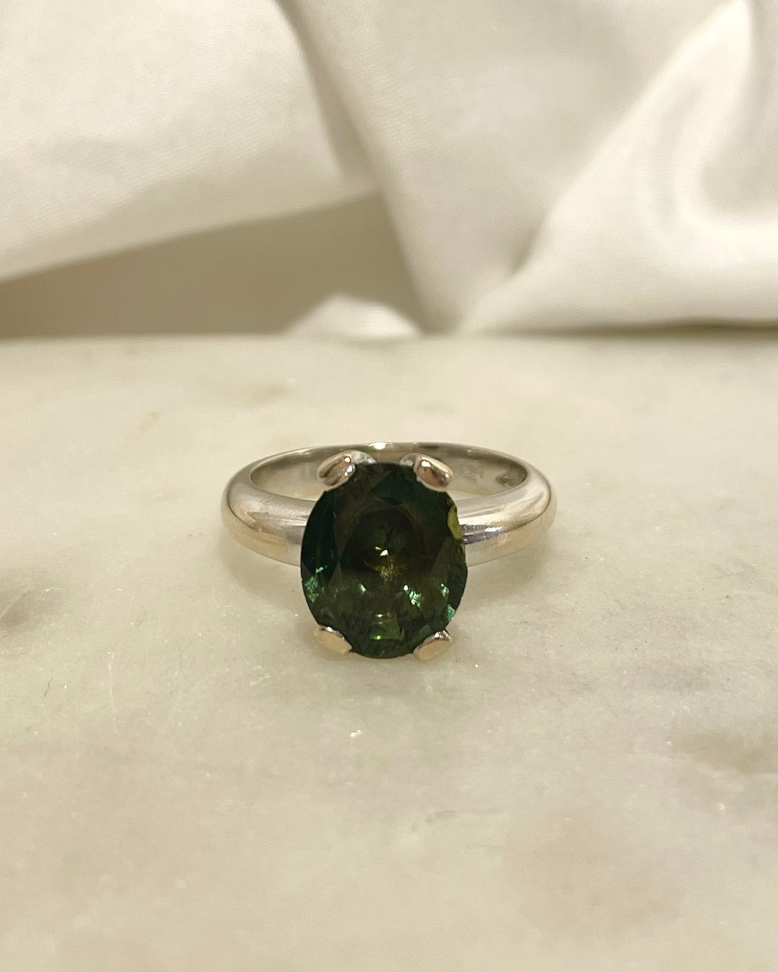 Bague Solitaire Saphir Vert 5.65 carats &quot;Rirae&quot;