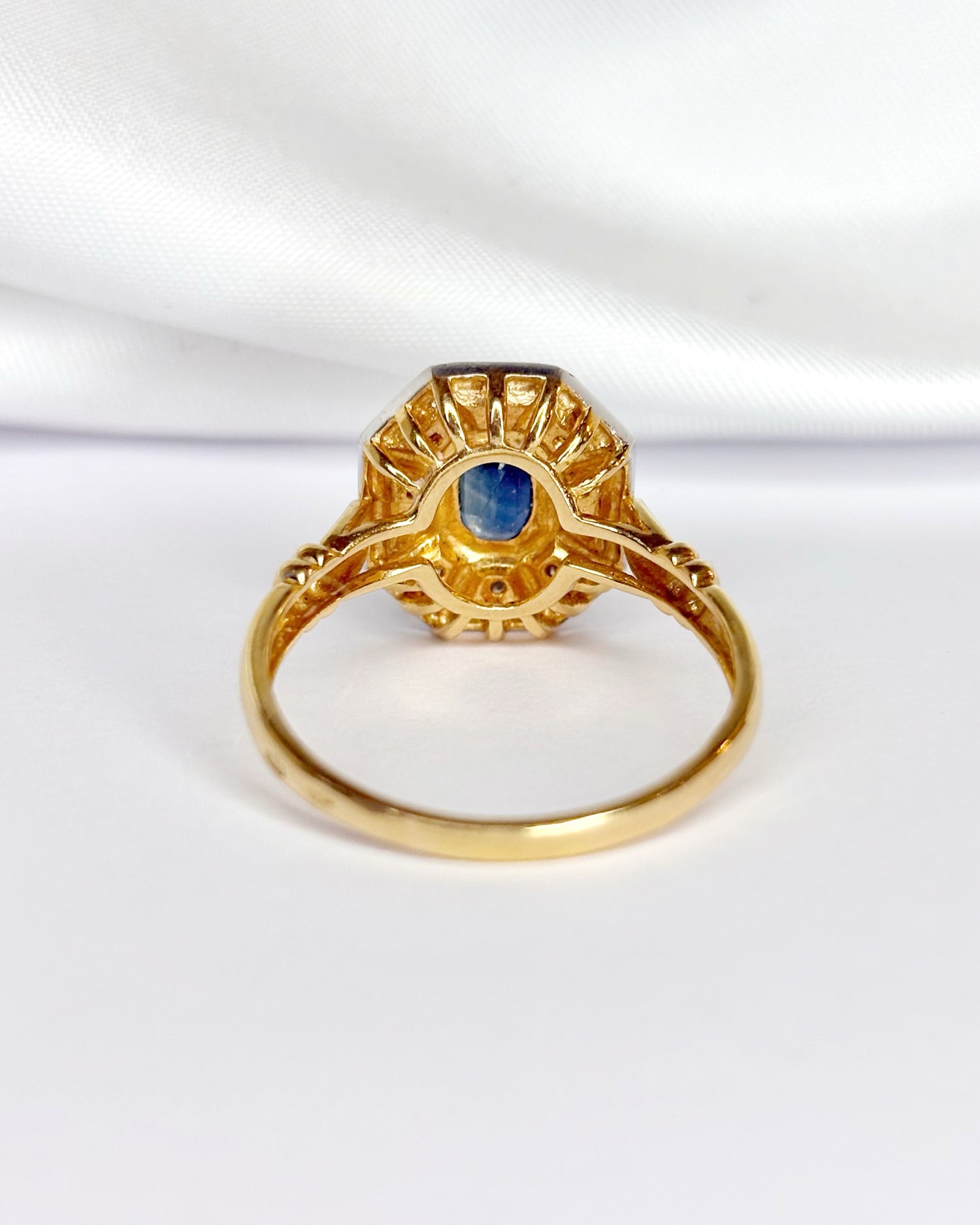 Bague Style Art Déco Saphir &amp; Diamants "Nadejda" - Elliade Paris