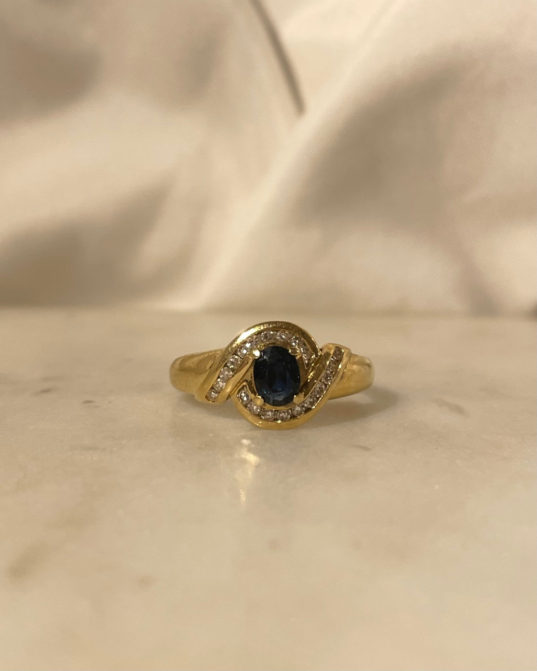 Bague Jonc Tourbillion Saphir 0.42 carat &amp; Diamants &quot;Emelie&quot;