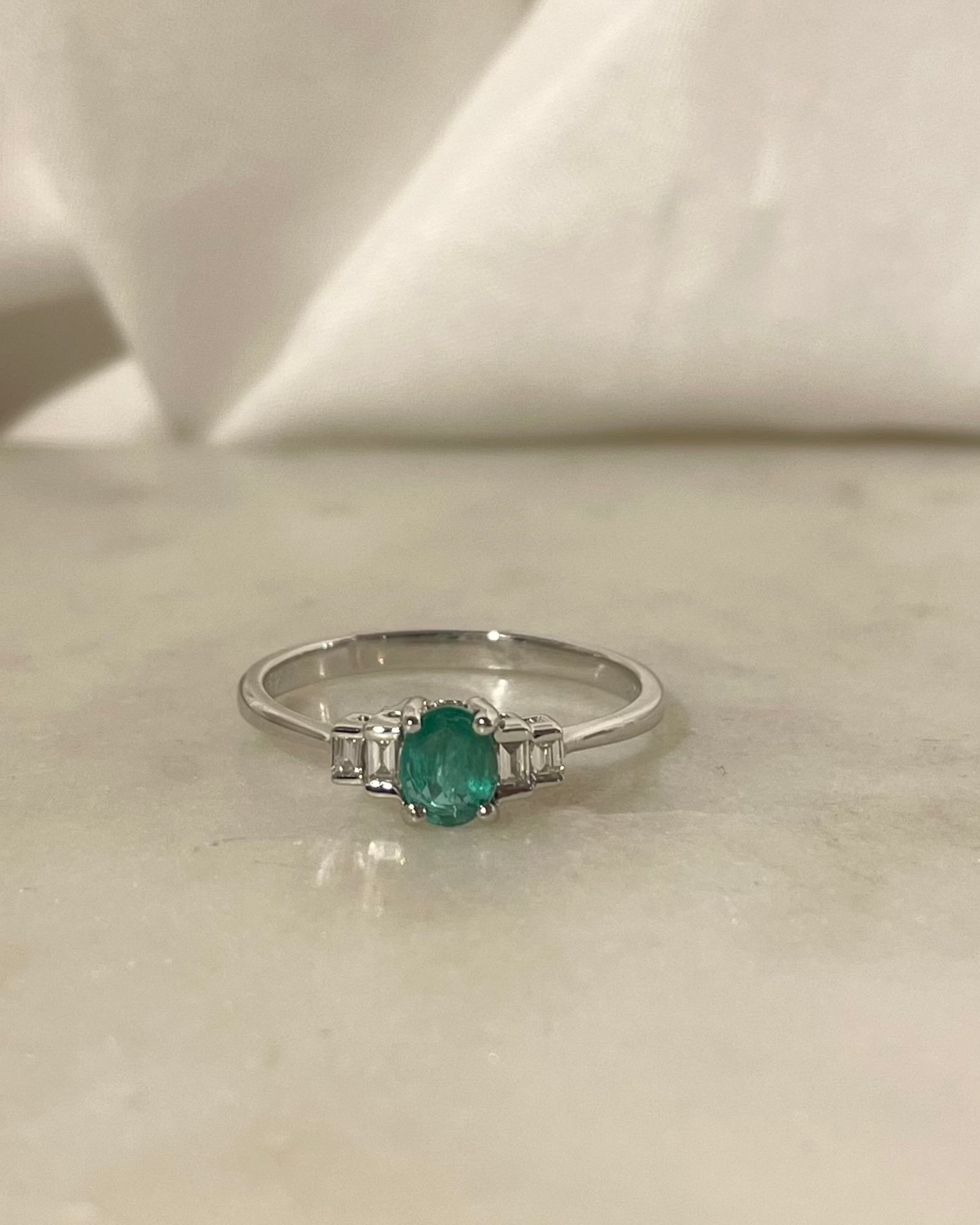 Bague Trilogie Émeraude &amp; 4 Diamants "Melissa"