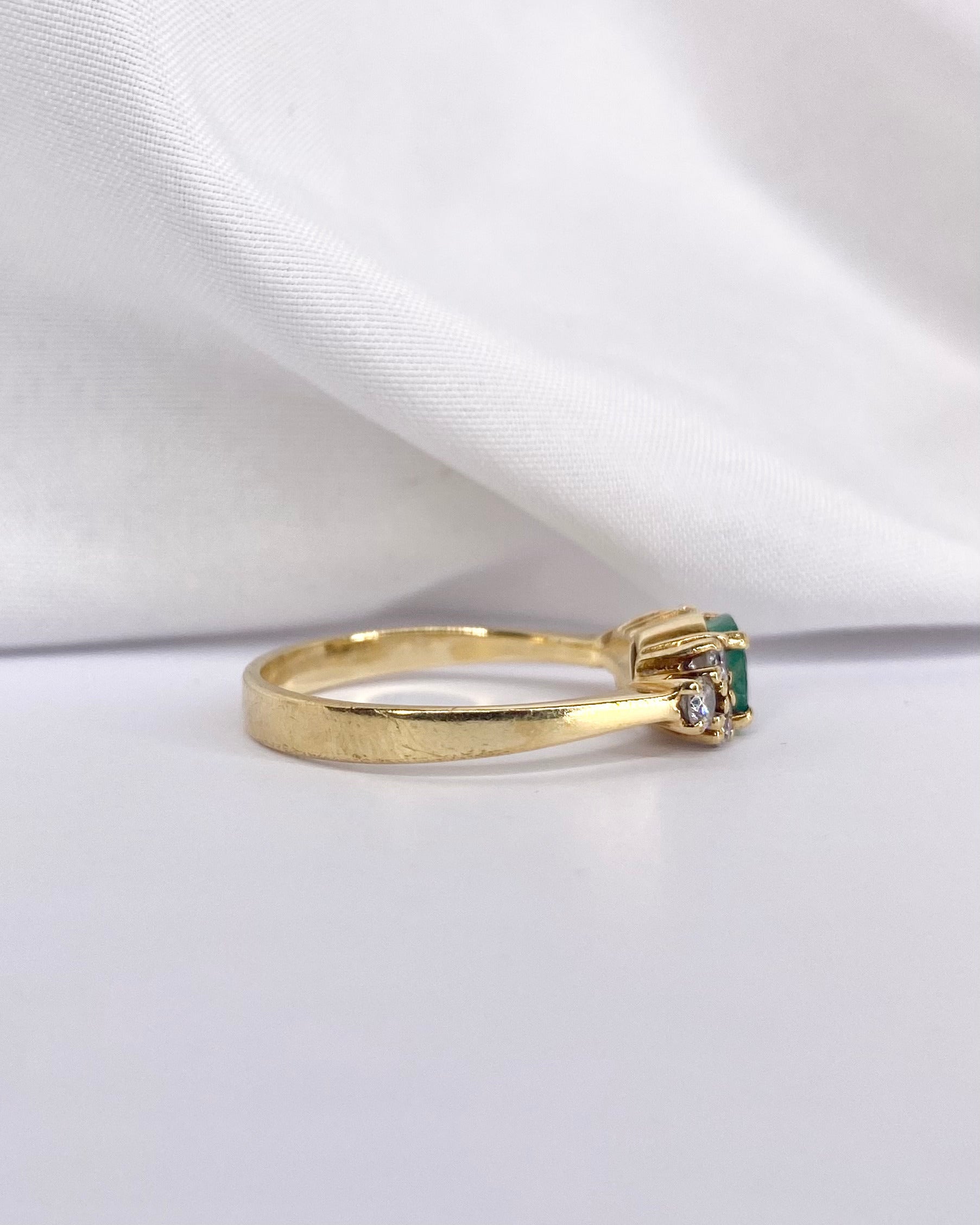 Anillo Trilogía Esmeralda 0.54 quilates y 6 Diamantes "Feriel"