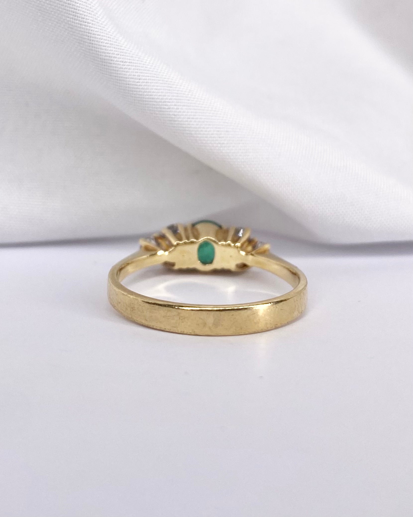 Anillo Trilogía Esmeralda 0.54 quilates y 6 Diamantes "Feriel"