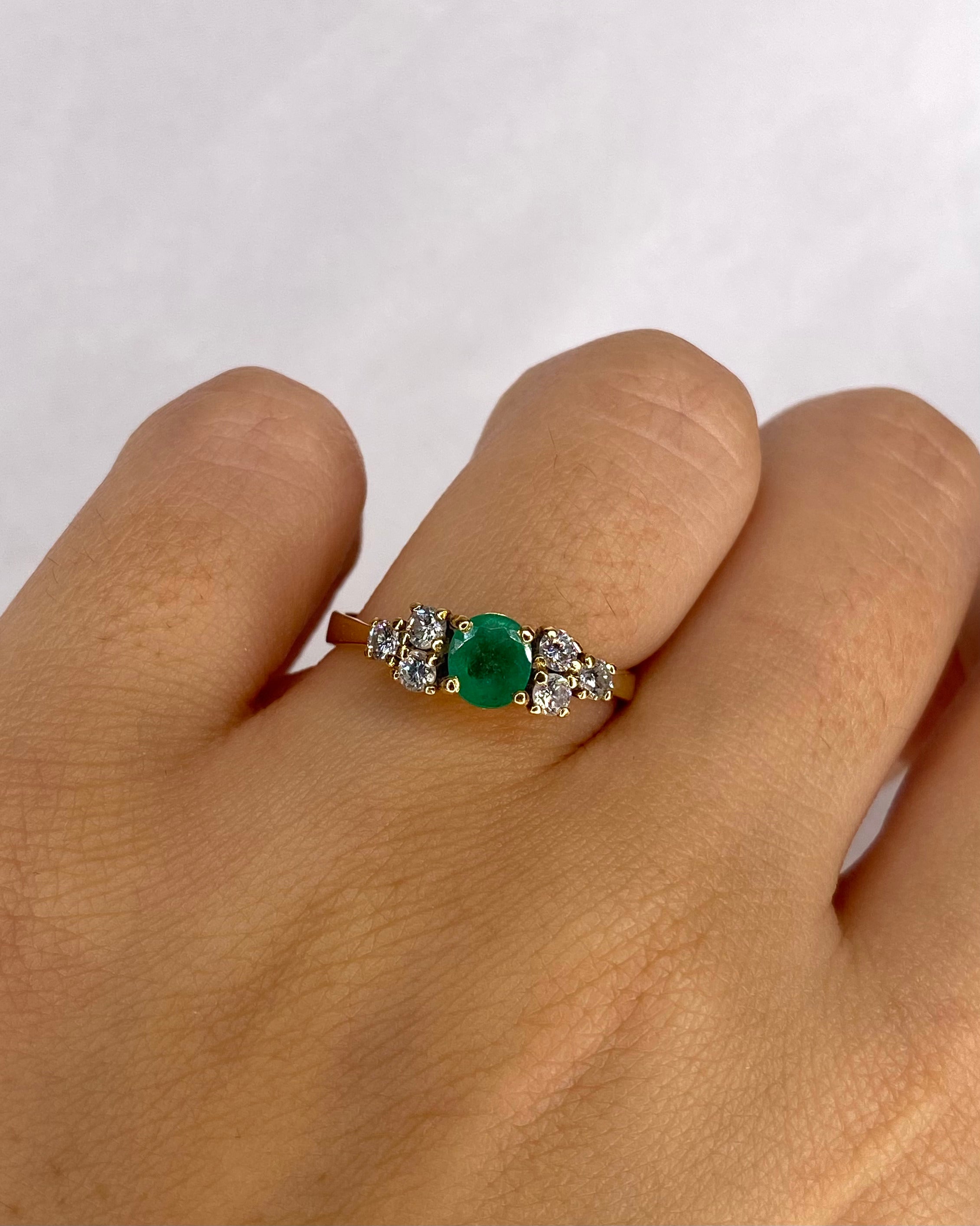 Anillo Trilogía Esmeralda 0.54 quilates y 6 Diamantes "Feriel"