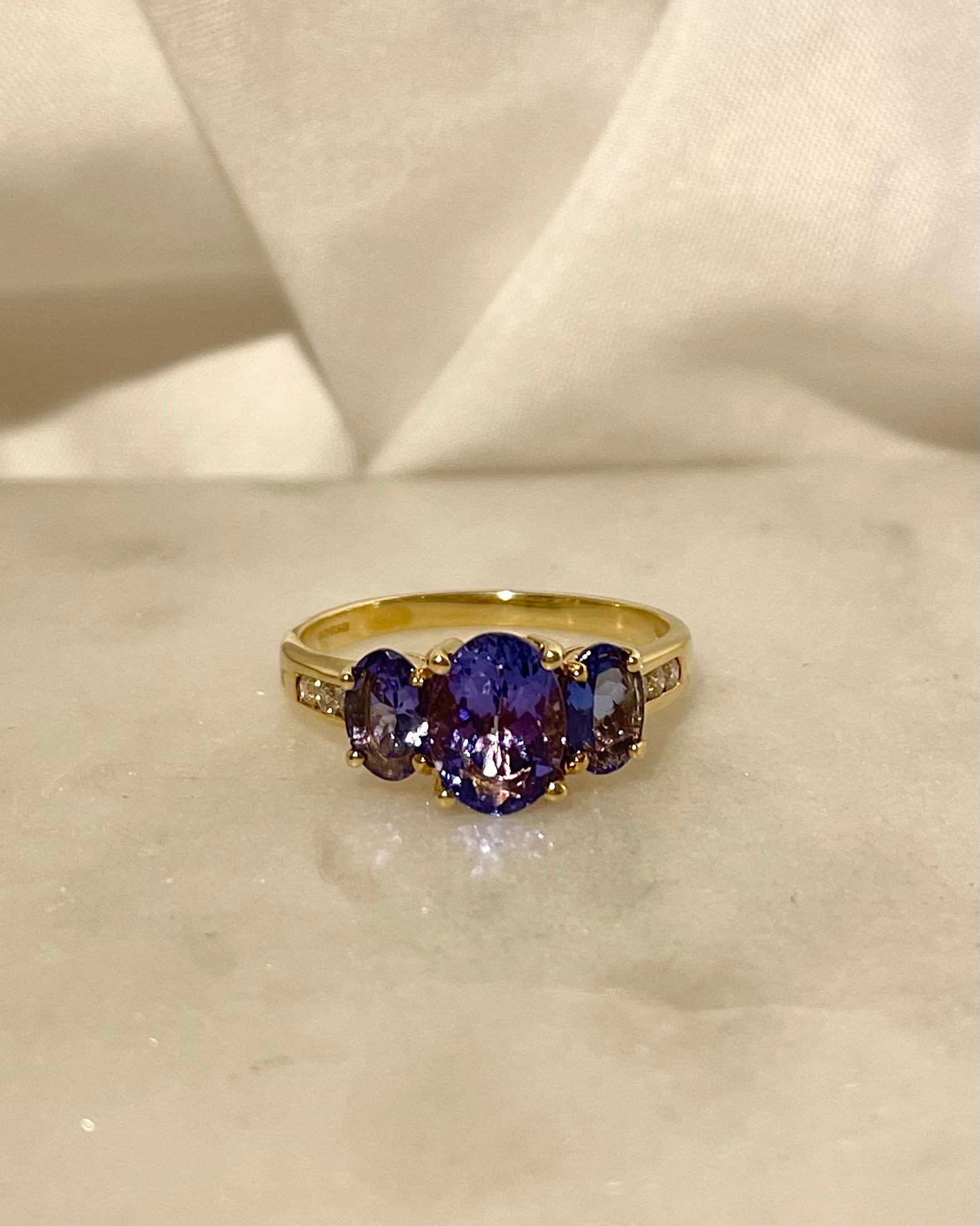 Anillo Trilogía Tanzanitas 2.40 quilates y Diamantes "Tina"