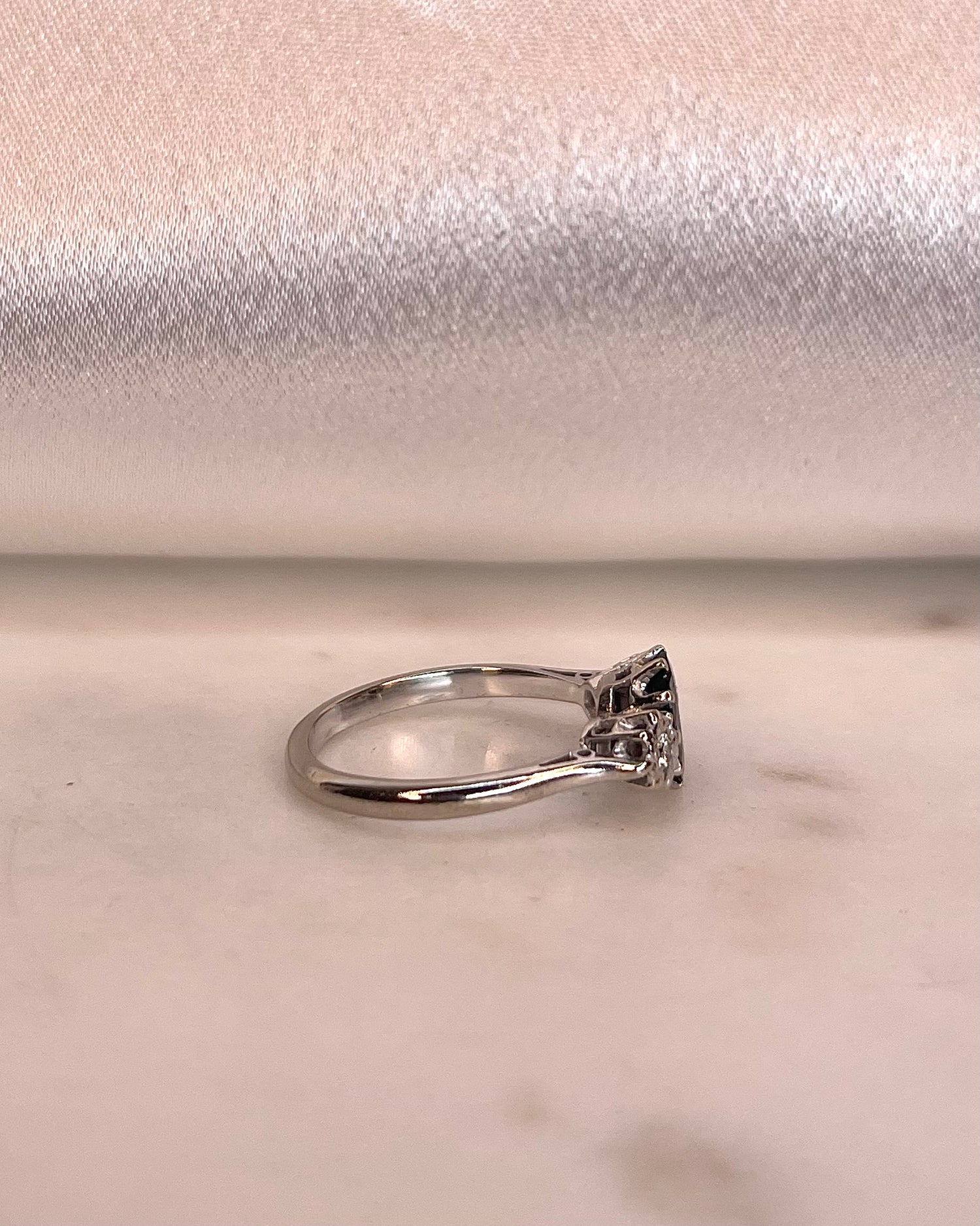 Bague Trilogie Saphir 1.15 carat &amp; Diamants &quot;Nayda&quot;