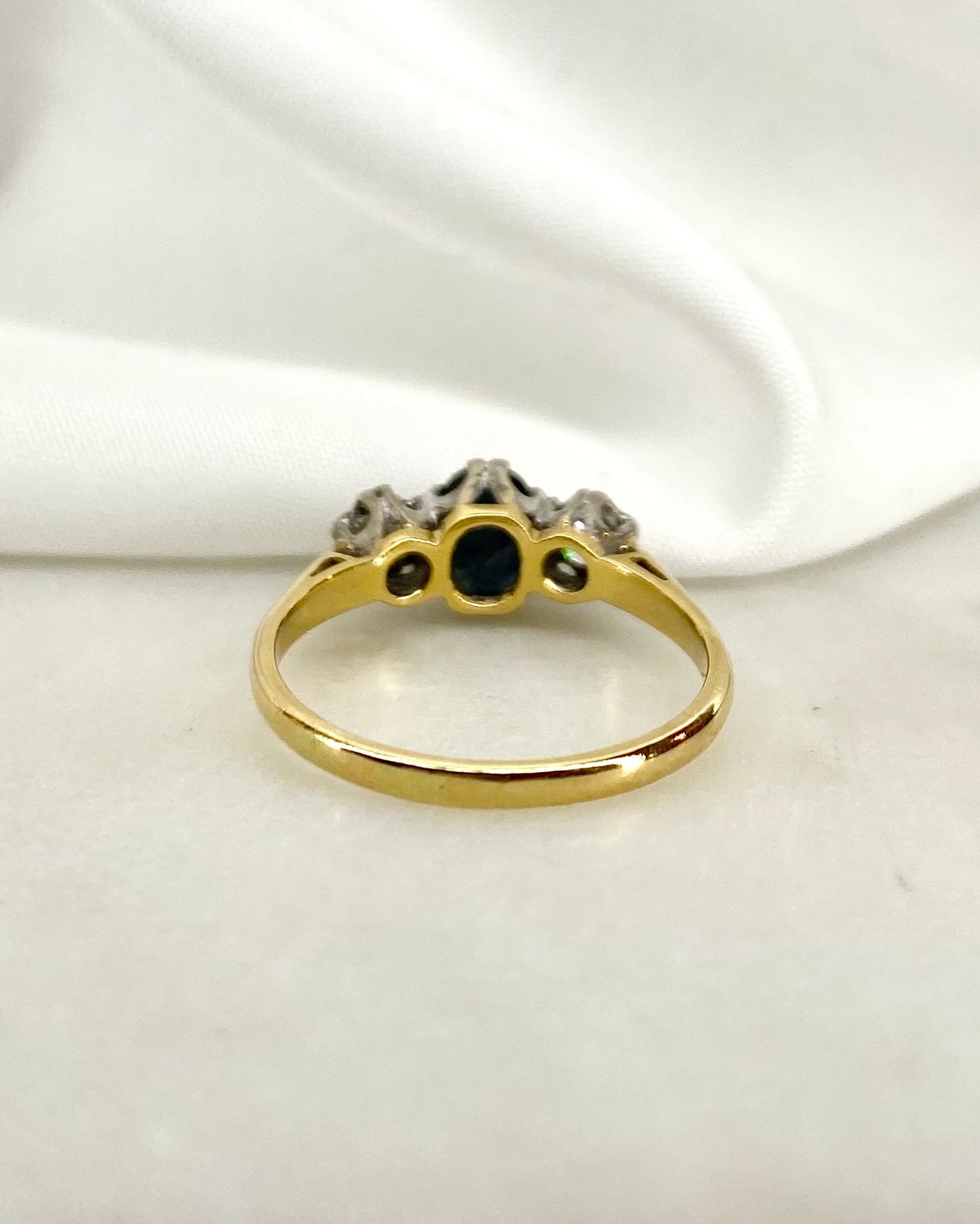 Bague Trilogie Saphir 1.10 carat &amp; Diamants 0.30 carat &quot;Oriana&quot;