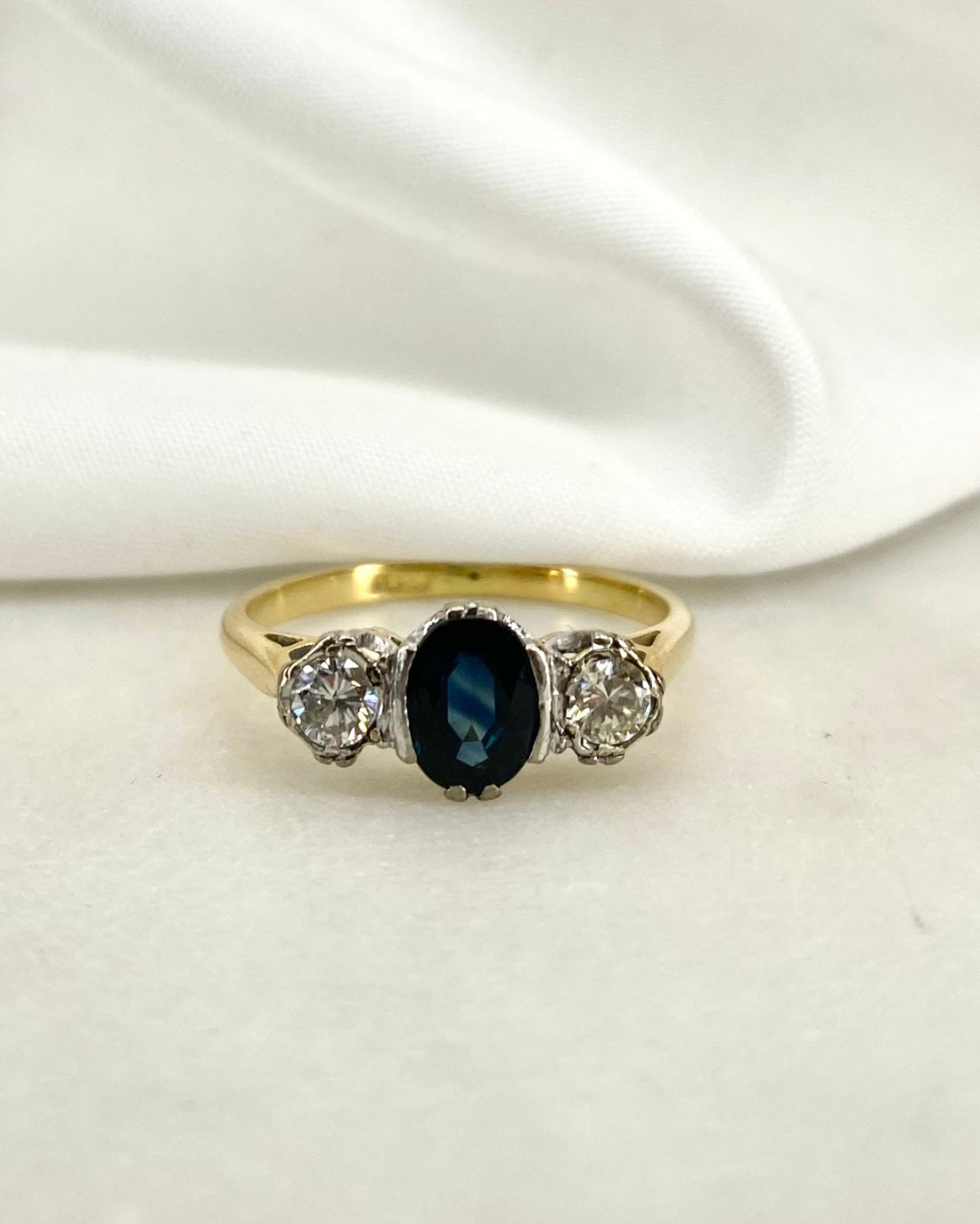 Bague Trilogie Saphir 1.10 carat &amp; Diamants 0.30 carat &quot;Oriana&quot;