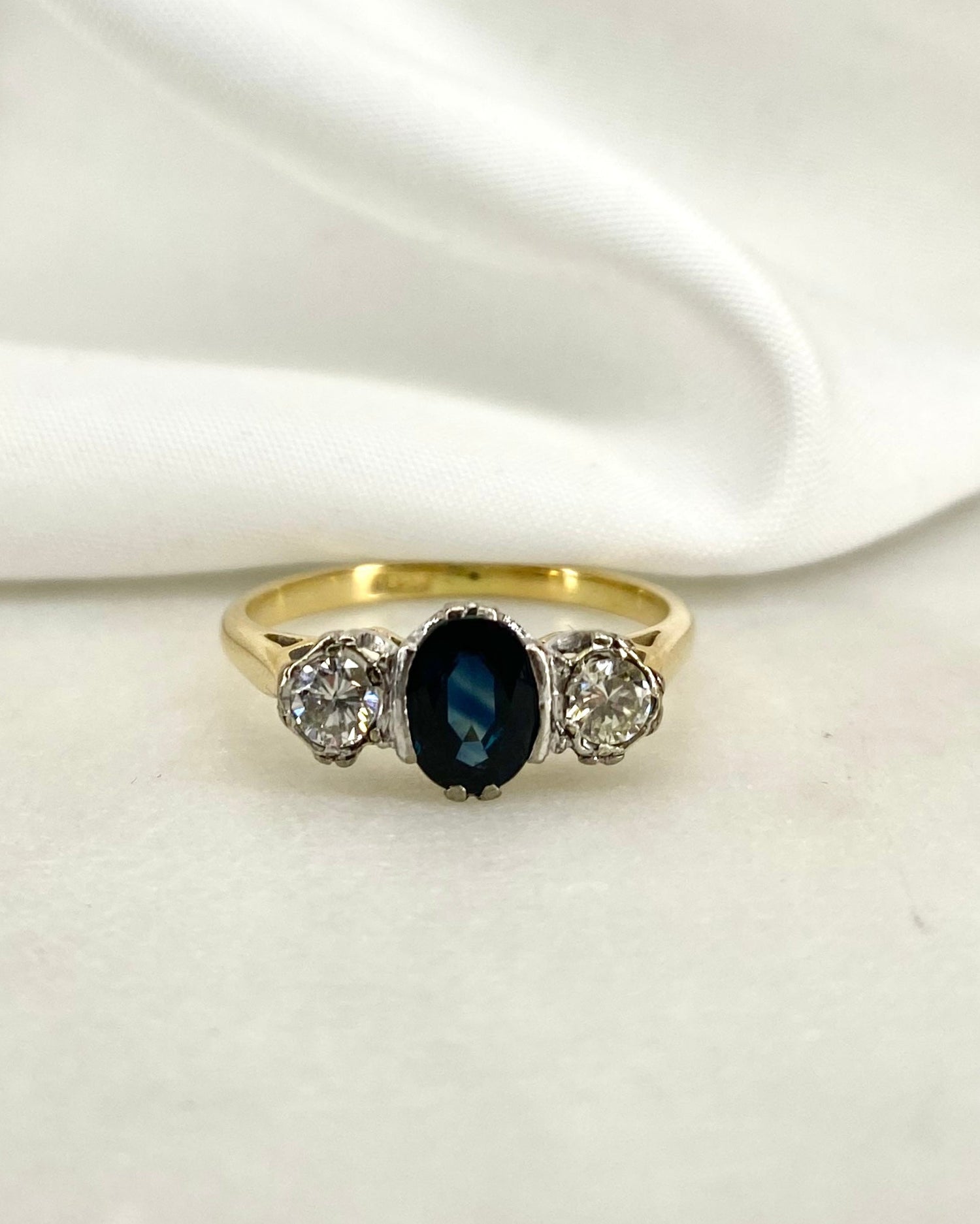Bague Trilogie Saphir 1.10 carat &amp; Diamants 0.30 carat &quot;Oriana&quot;