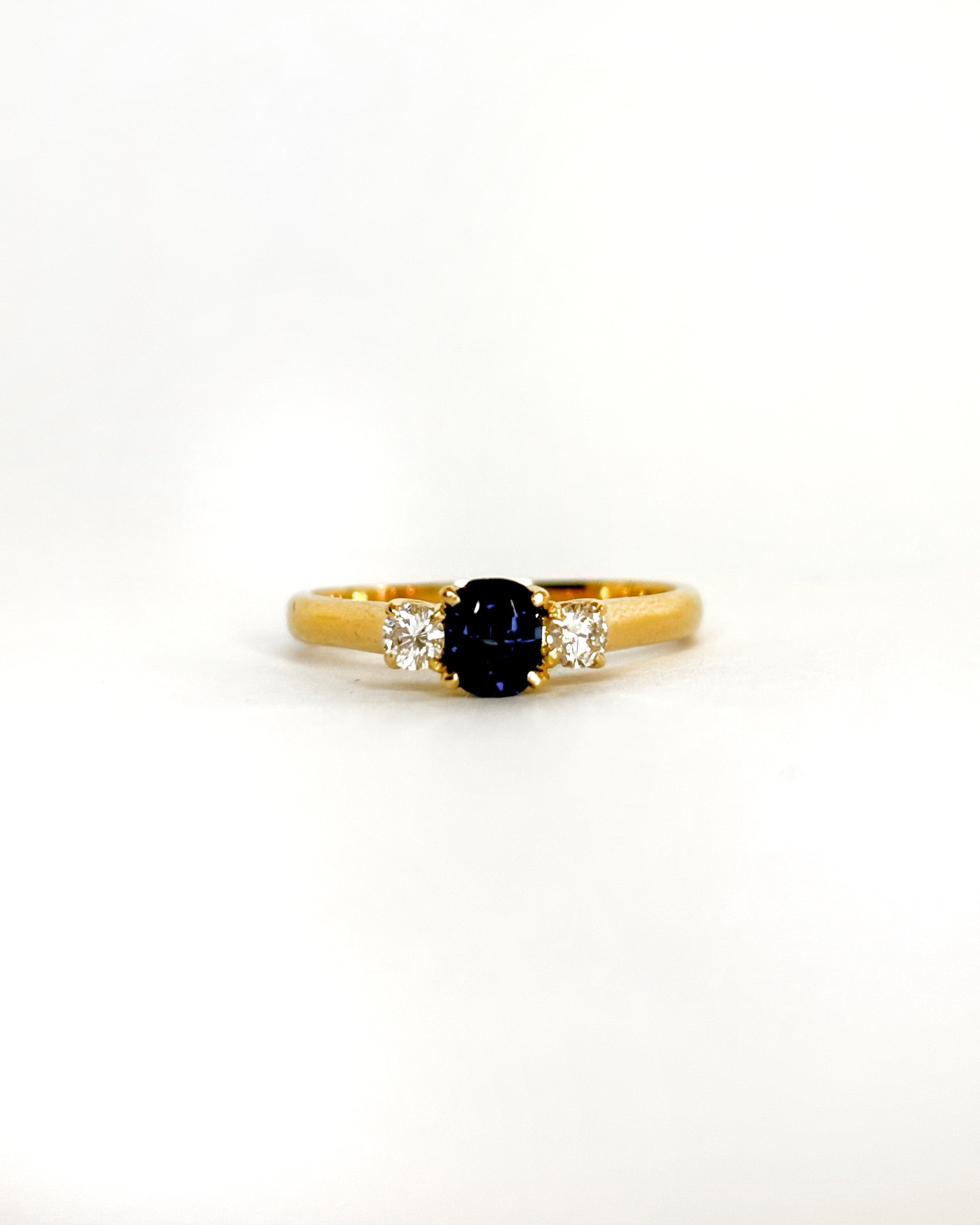 Anillo Trilogía Zafiro 0.52 ct y Diamantes 0.20 ct "Evi"