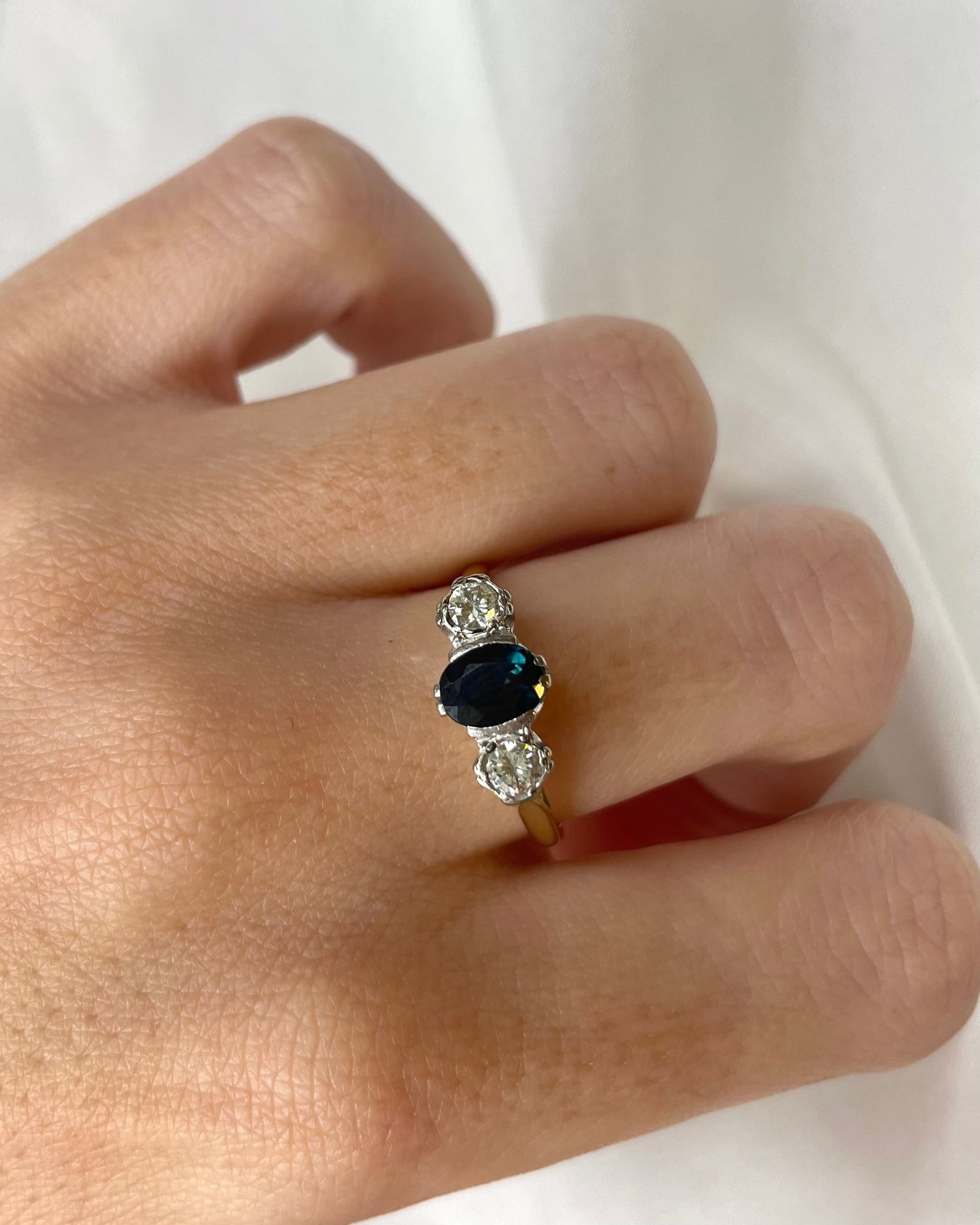 Bague Trilogie Saphir 1.10 carat &amp; Diamants 0.30 carat &quot;Oriana&quot;