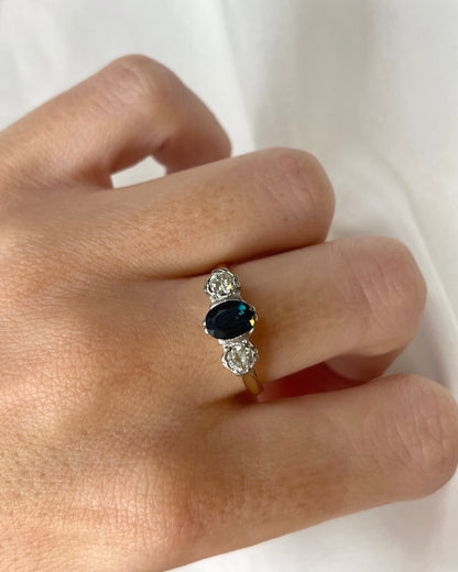 Bague Trilogie Saphir 1.10 carat &amp; Diamants 0.30 carat &quot;Oriana&quot;