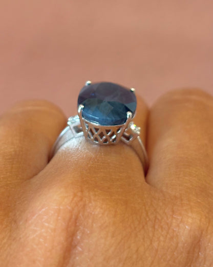 Anillo trilogía de zafiro de 10,40 quilates y diamantes «Mila»