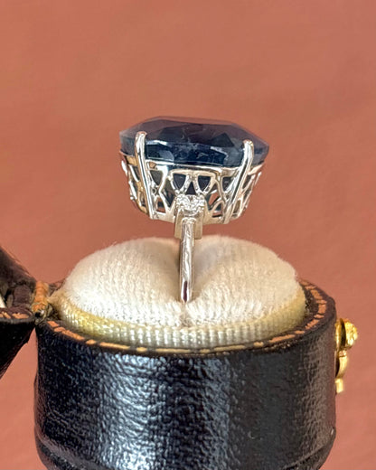 Anillo trilogía de zafiro de 10,40 quilates y diamantes «Mila»