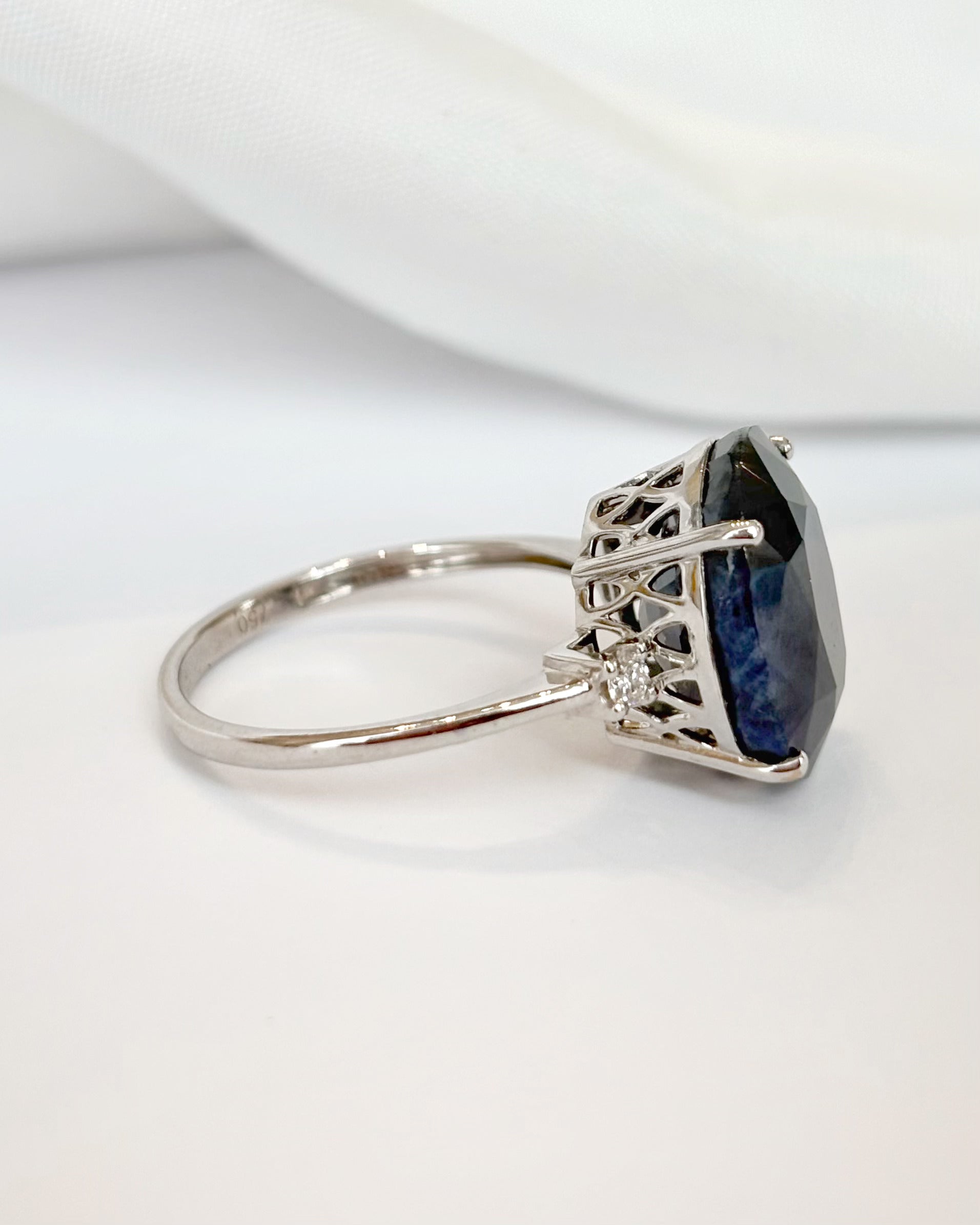 Anillo trilogía de zafiro de 10,40 quilates y diamantes «Mila»