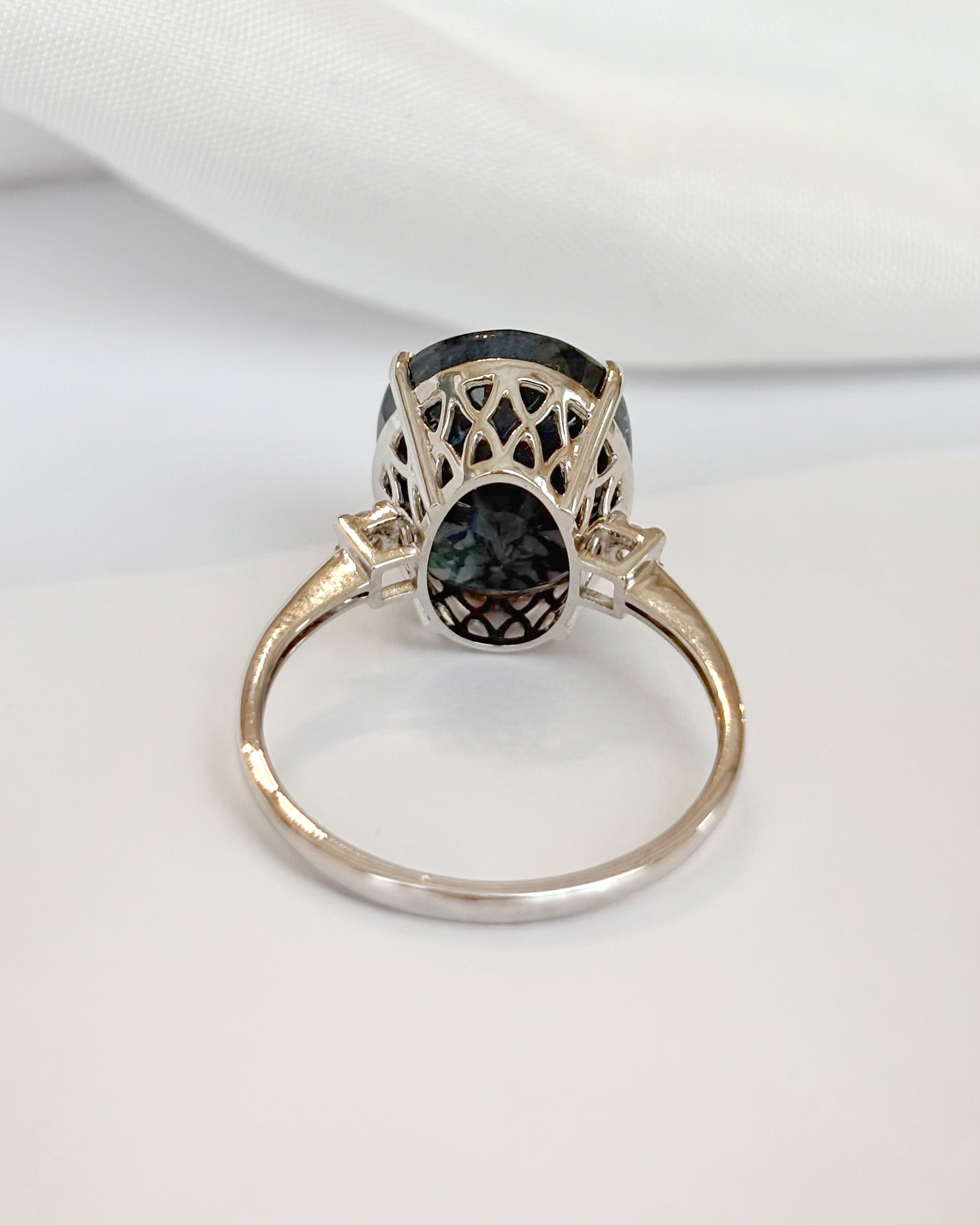 Anillo trilogía de zafiro de 10,40 quilates y diamantes «Mila»