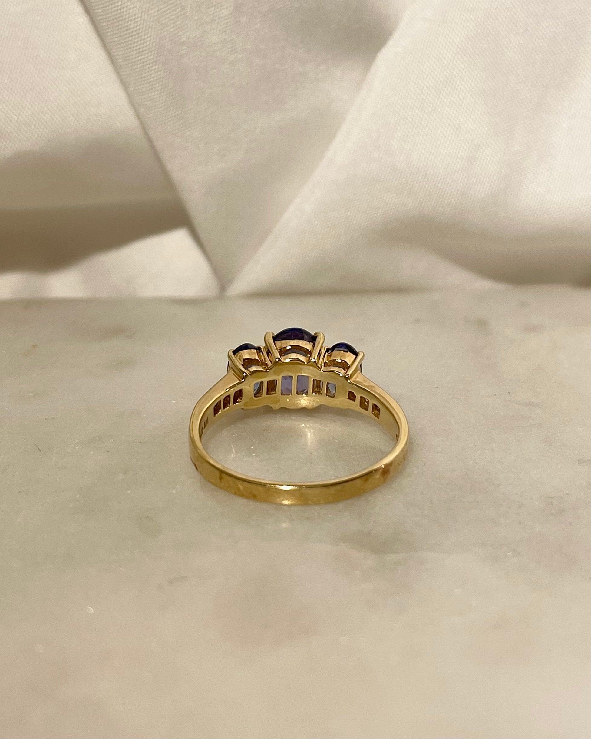 Anillo Trilogía Tanzanitas 2.40 quilates y Diamantes "Tina"